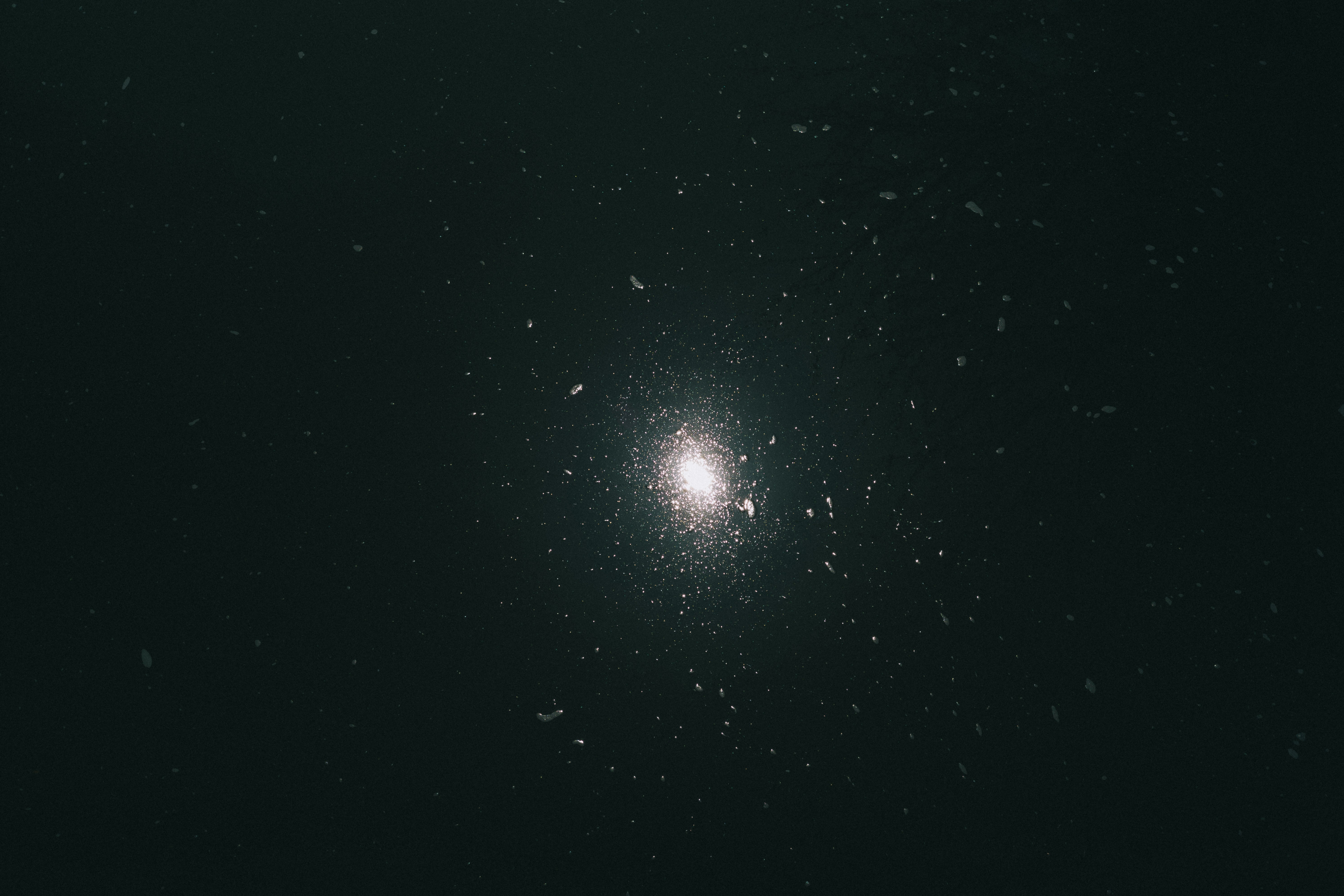 lumière d’étoile dans un ciel nocturne sombre avec de fines particules