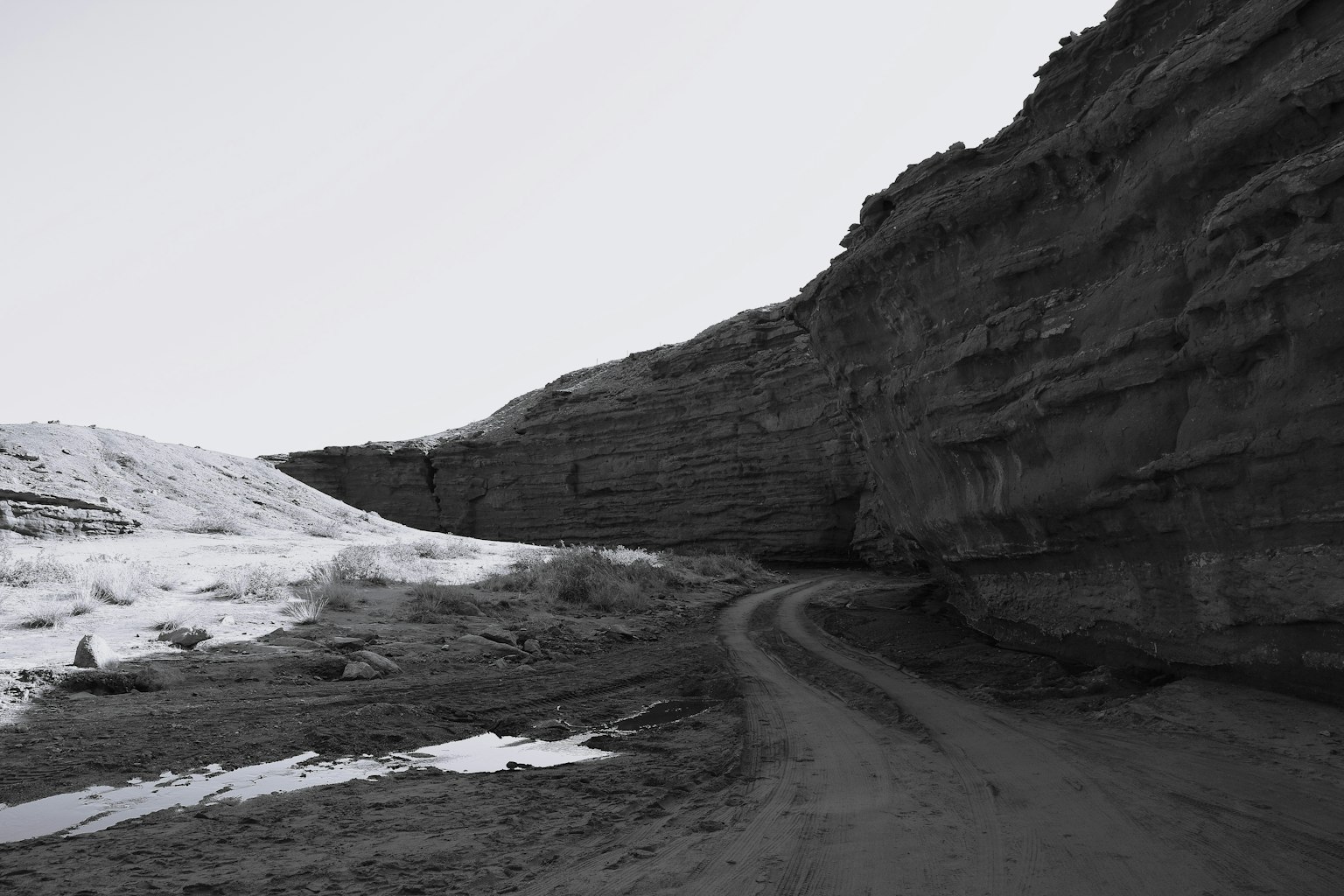黑白风景中的崎岖岩石悬崖和弯曲道路