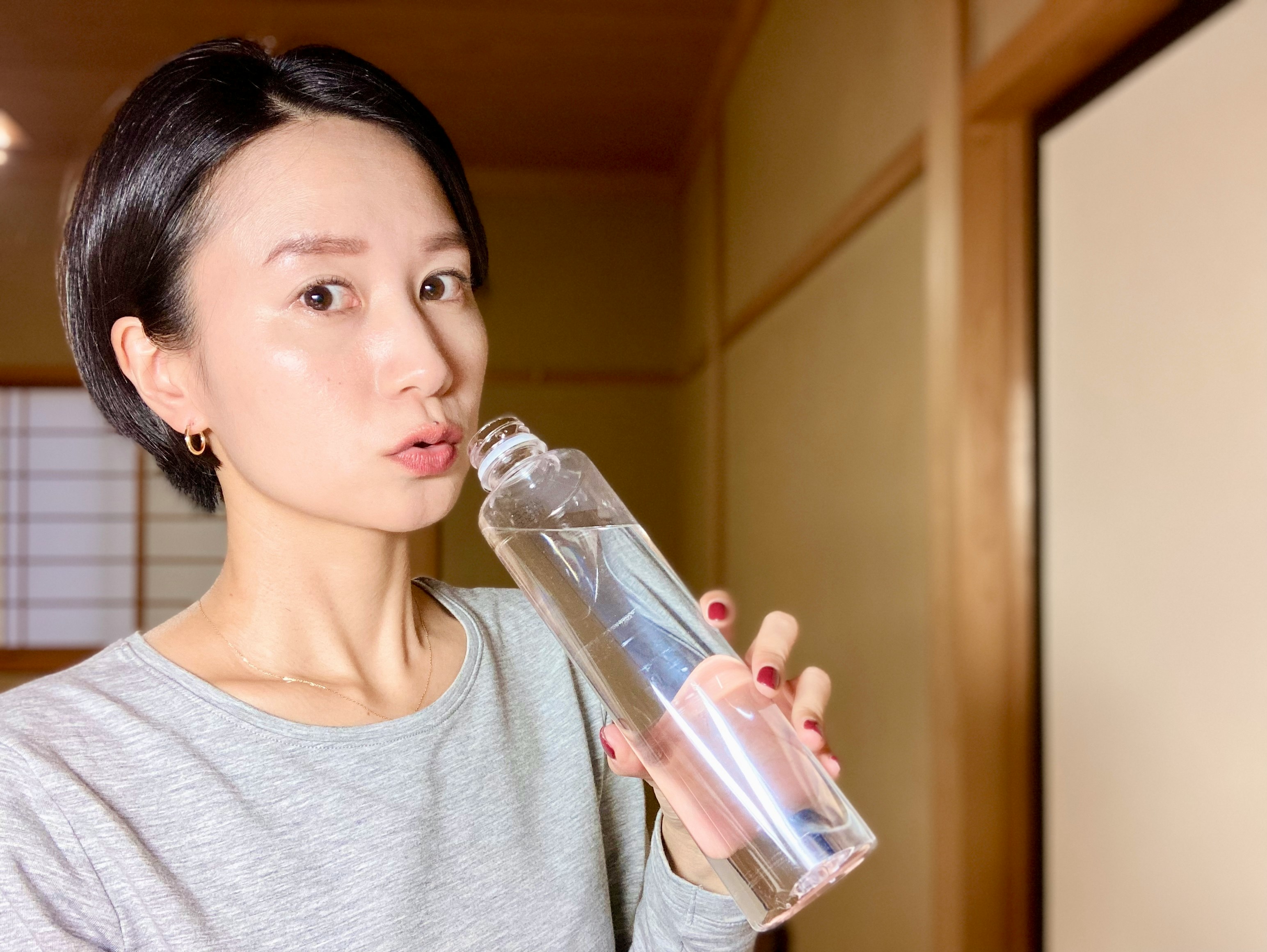 拿著水瓶的女性特寫