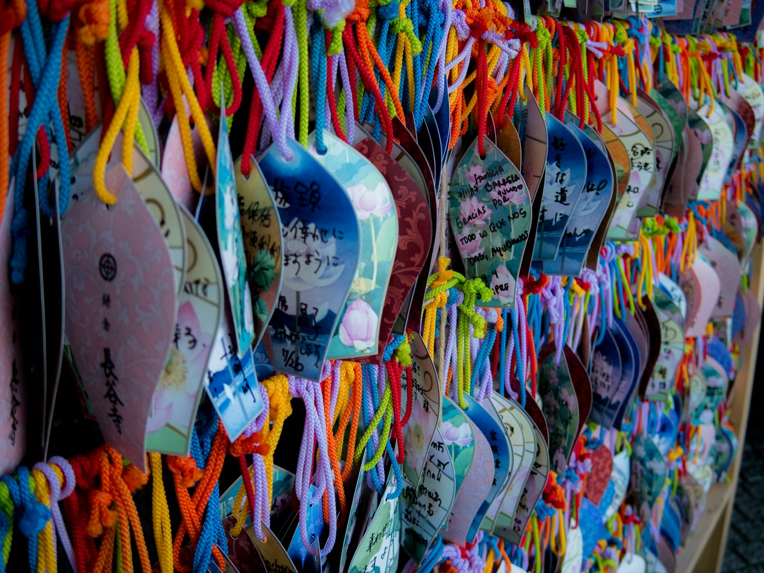 Fascette colorate con dipinti appese a nastri