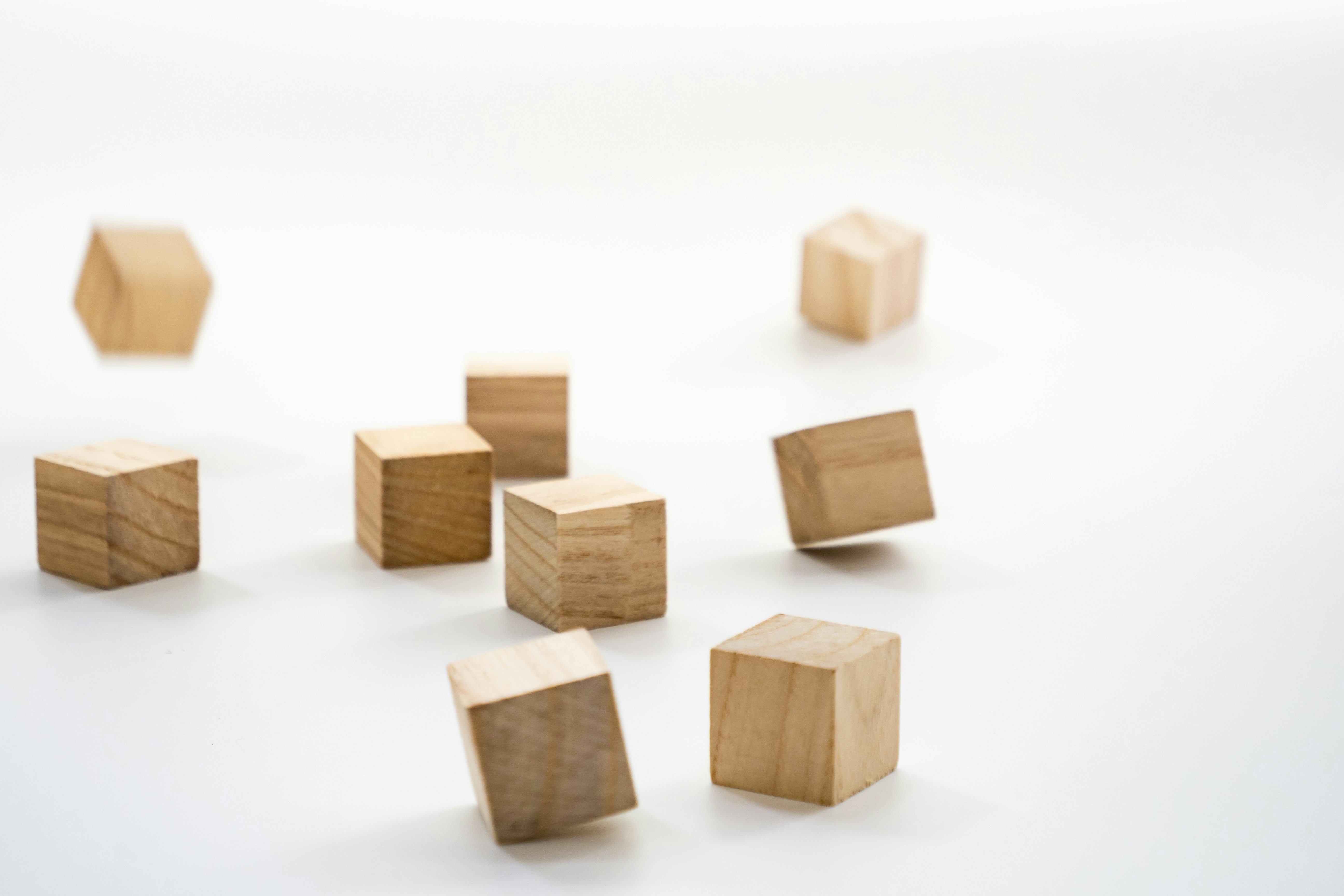 cubes en bois dispersés sur fond blanc, composition abstraite