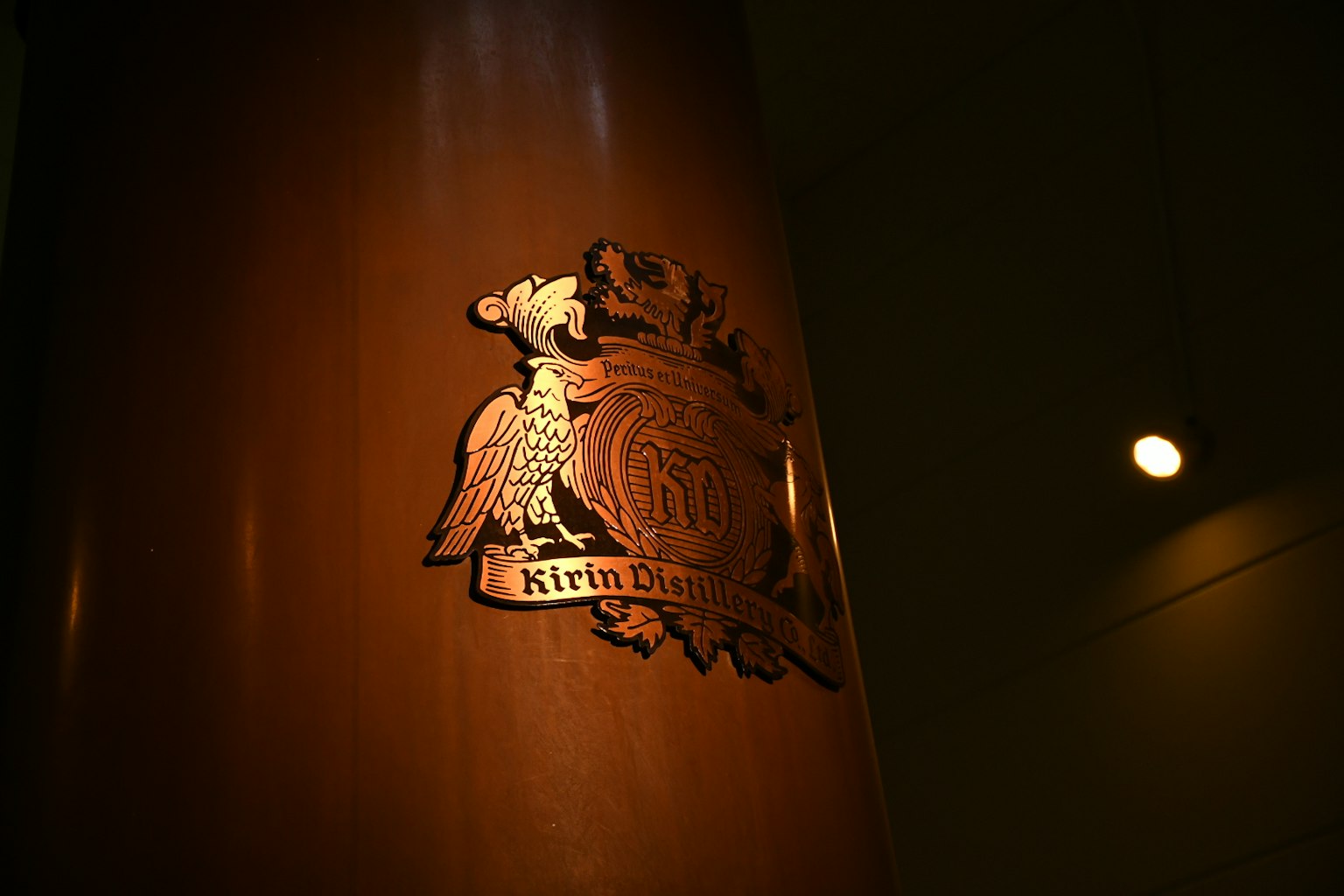 Kirin Beer Logo und Design auf einem braunen Pfeiler