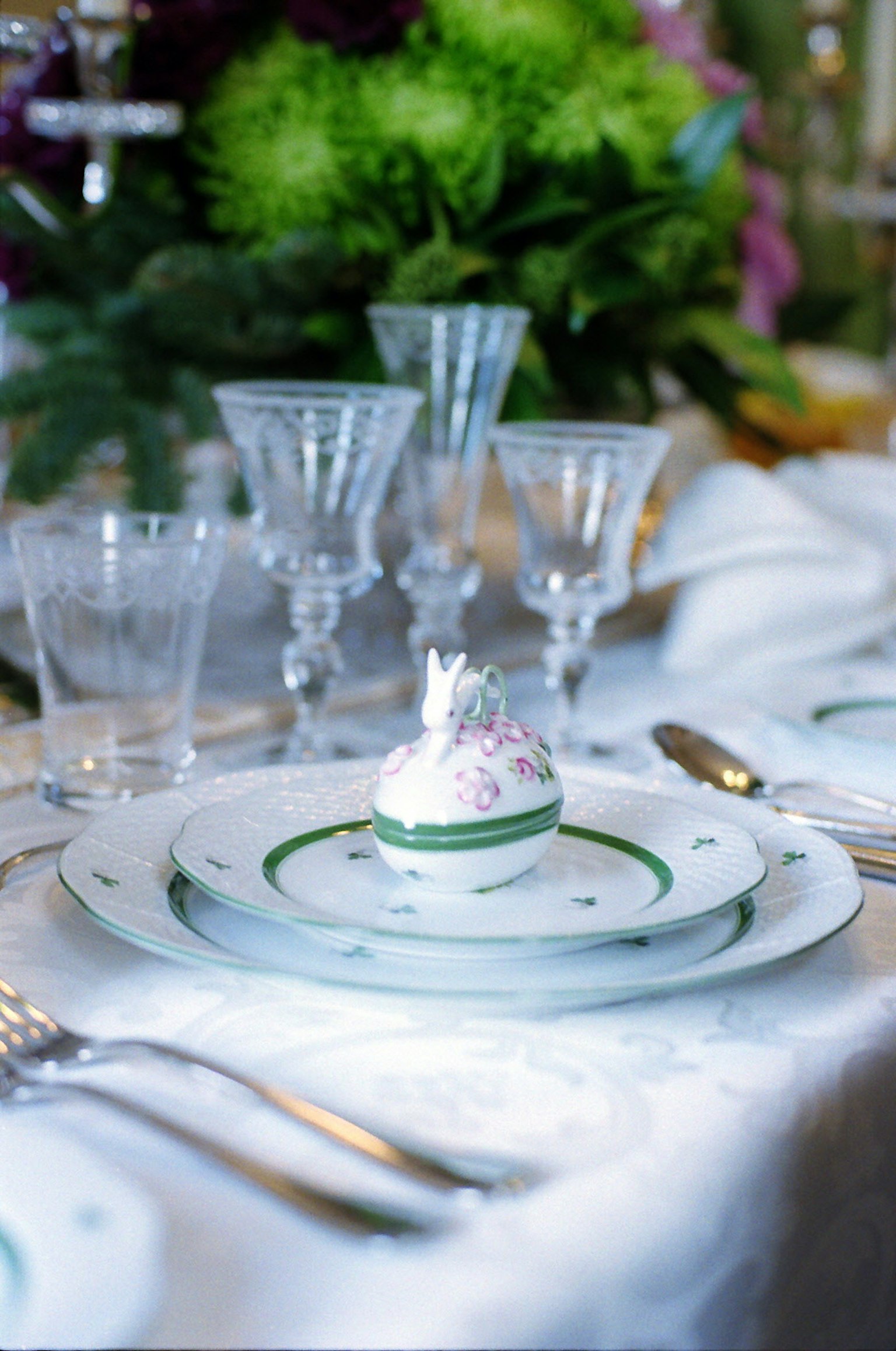 Impostazione elegante della tavola con dessert delicato e sfondo floreale
