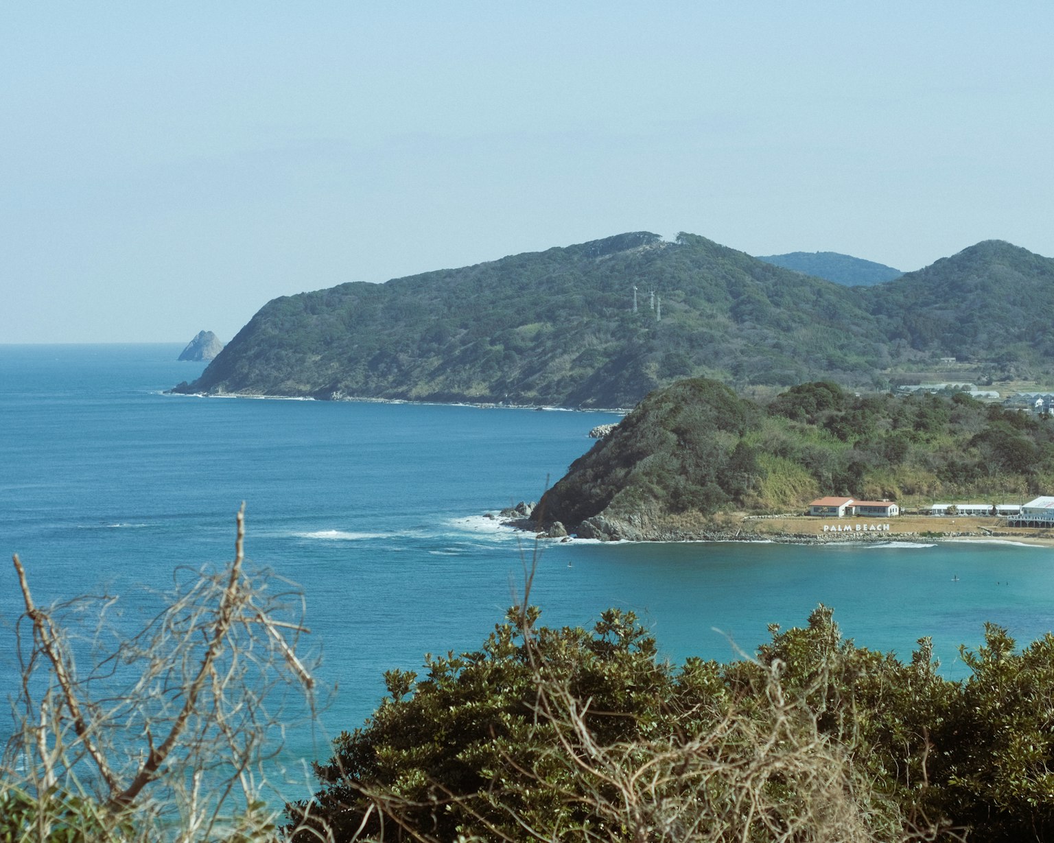 Pemandangan indah laut biru dan bukit hijau