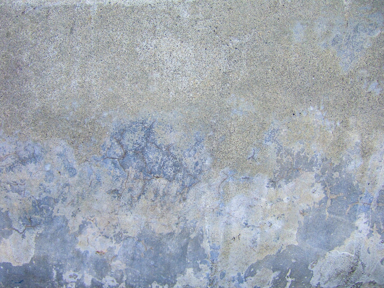 Surface murale texturée avec des nuances mélangées de bleu et de gris