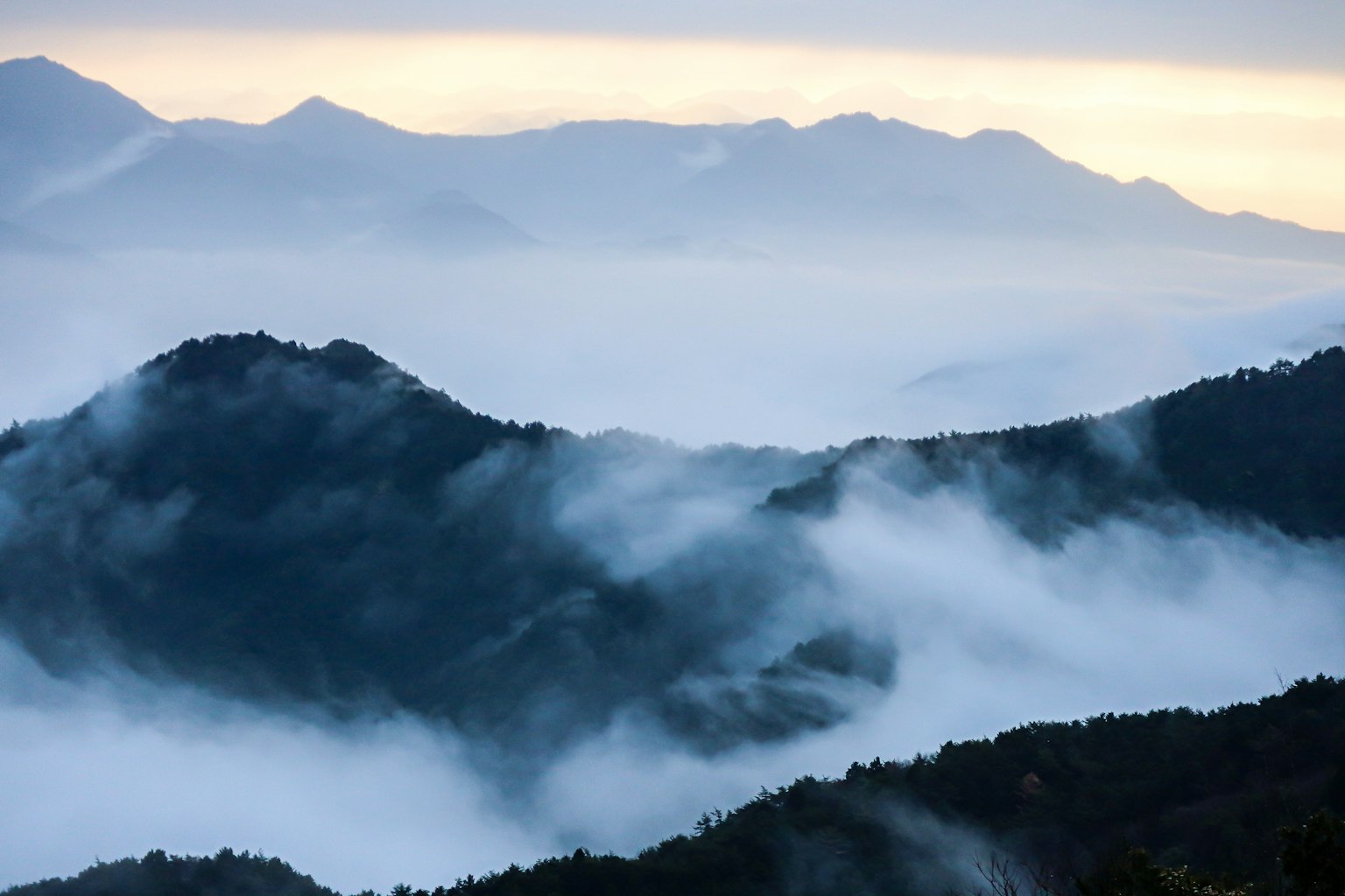 霧氣籠罩的山脈與寧靜的天空