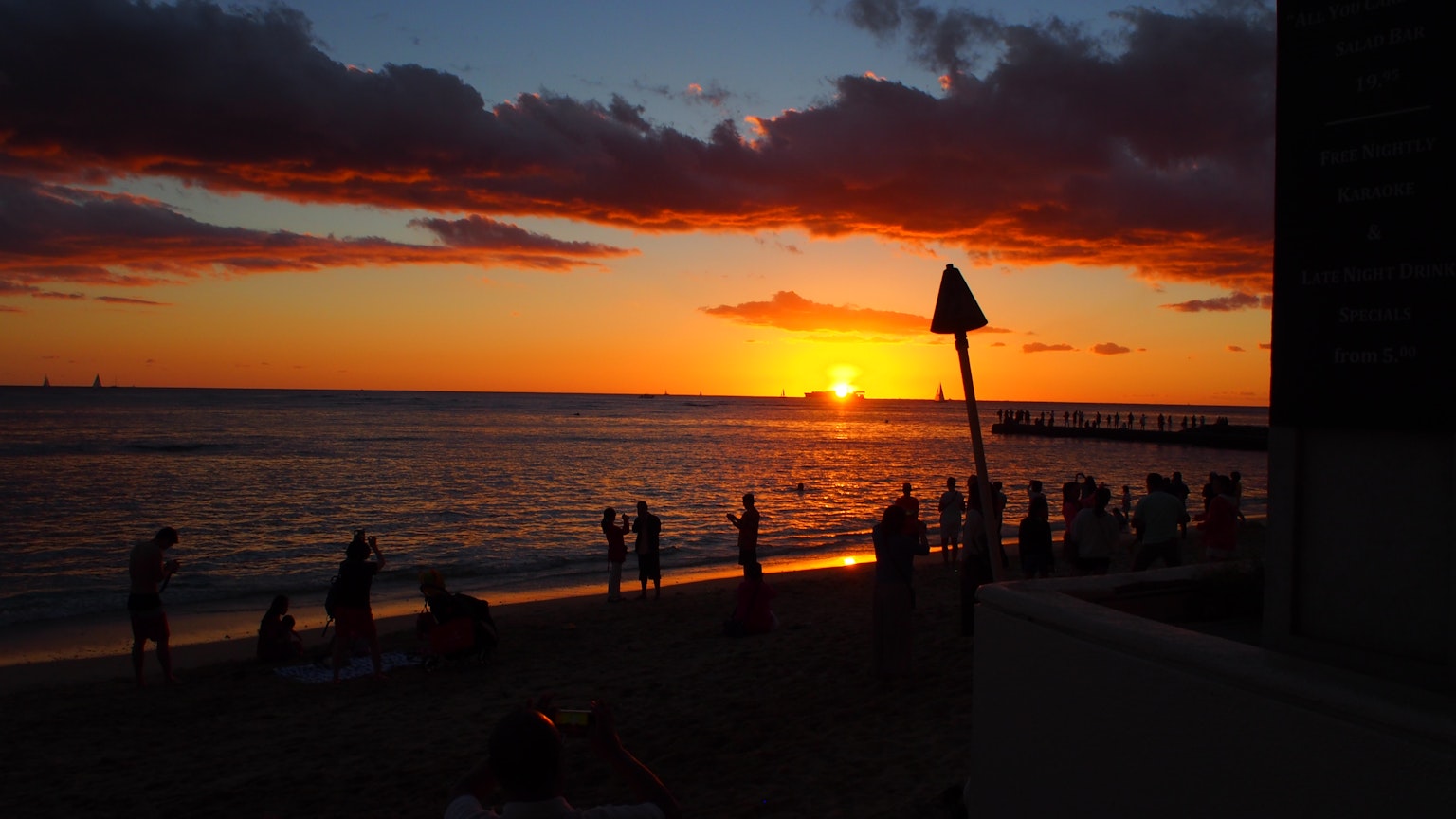 Scène de plage magnifique avec coucher de soleil sur l'océan silhouettes de personnes