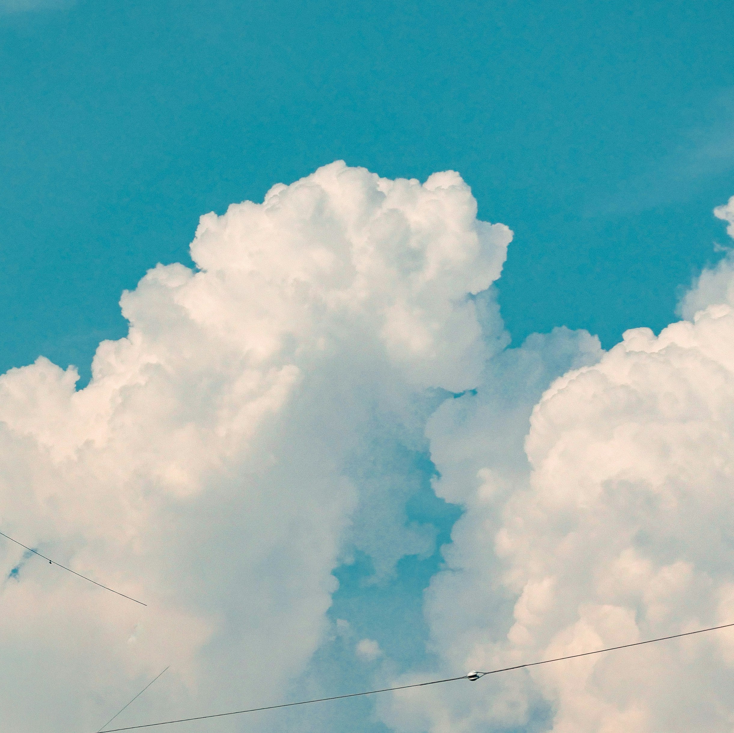 青空に浮かぶ大きな雲