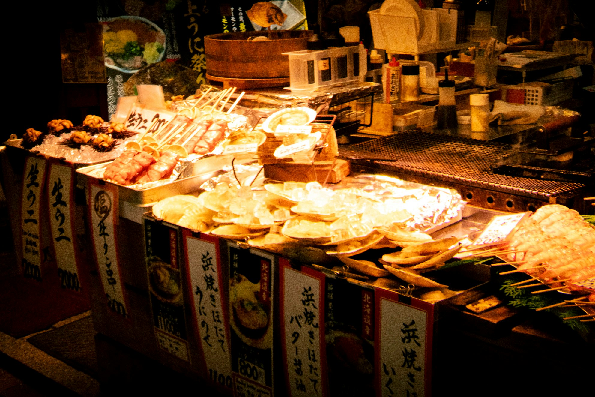錦市場の屋台で焼き物が並ぶ店先