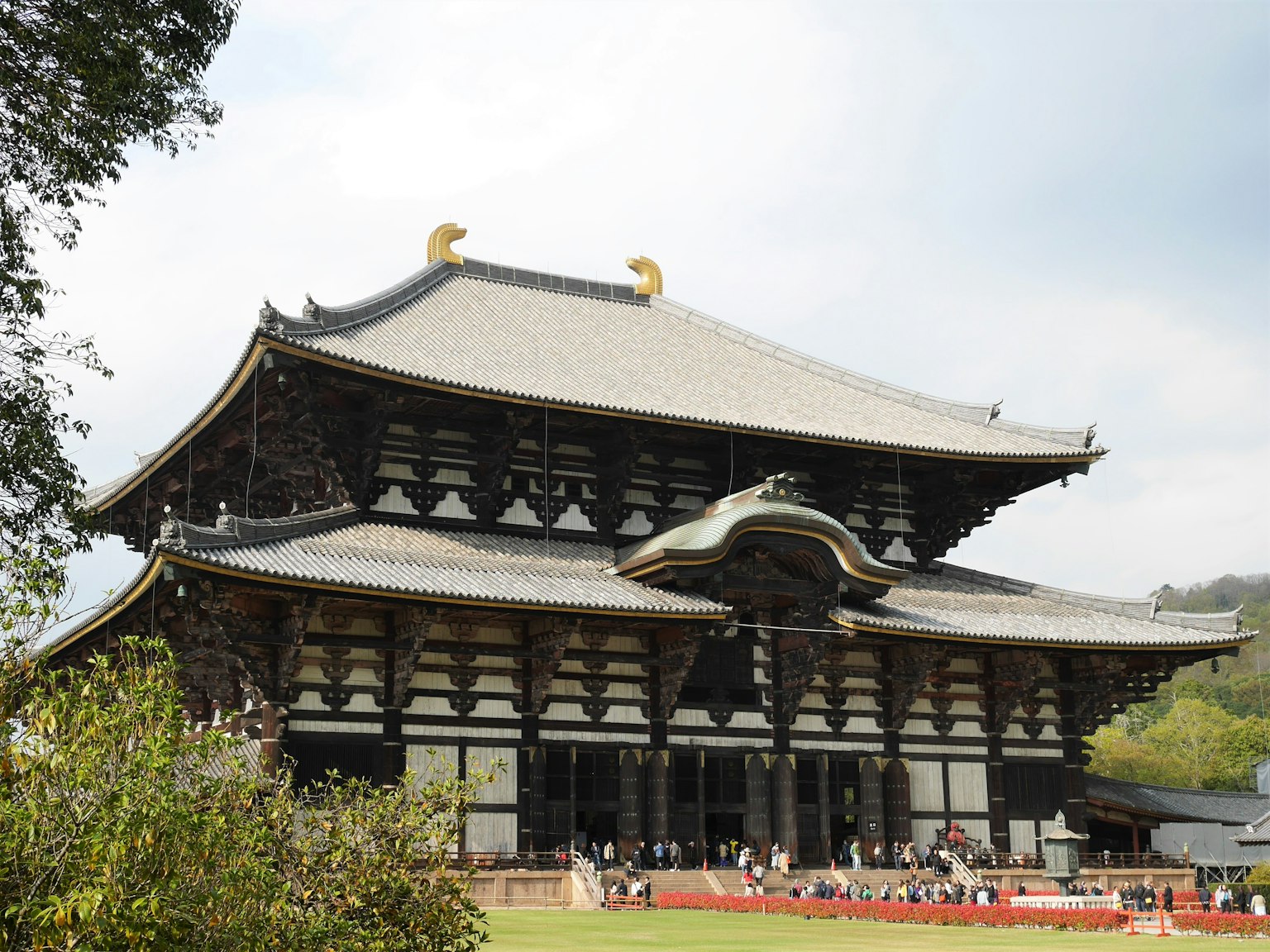 สถาปัตยกรรมและการตกแต่งที่สวยงามของ Todai-ji Daibutsuden