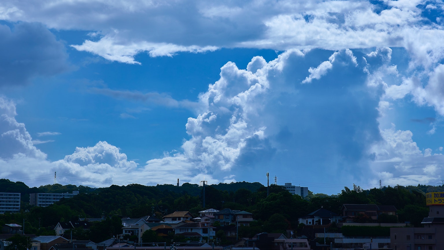 藍天和蓬鬆白雲的風景