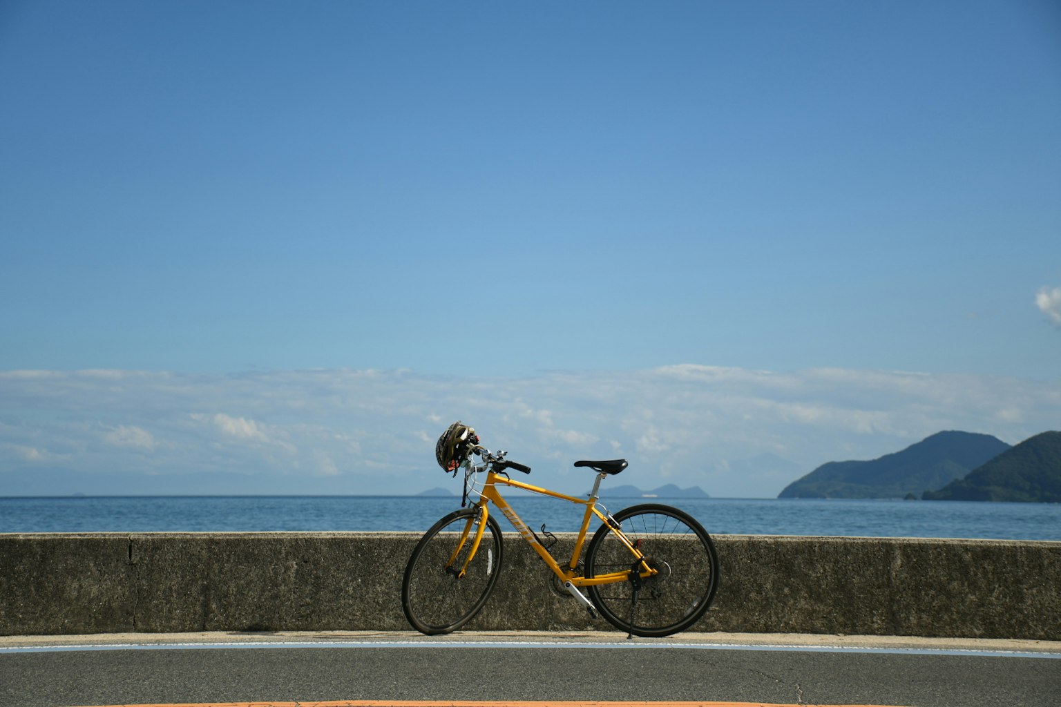 Una bicicletta gialla contro uno sfondo di mare e cielo blu