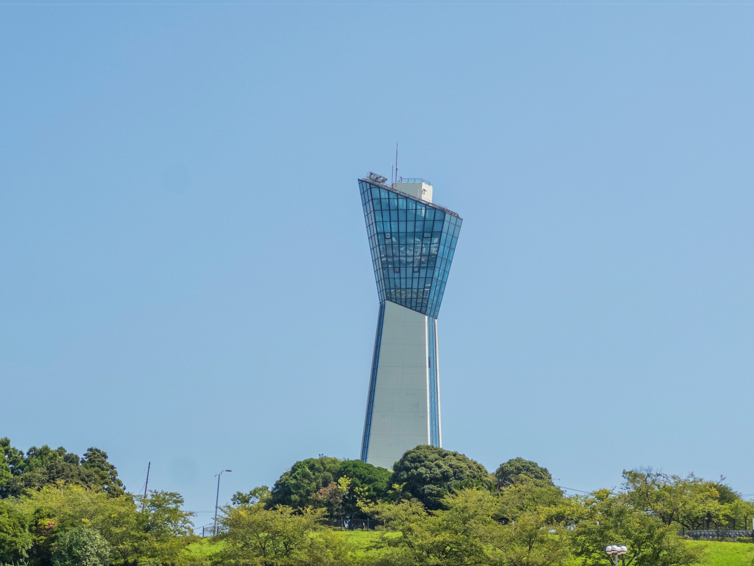 Menara modern berdiri di bawah langit biru yang cerah