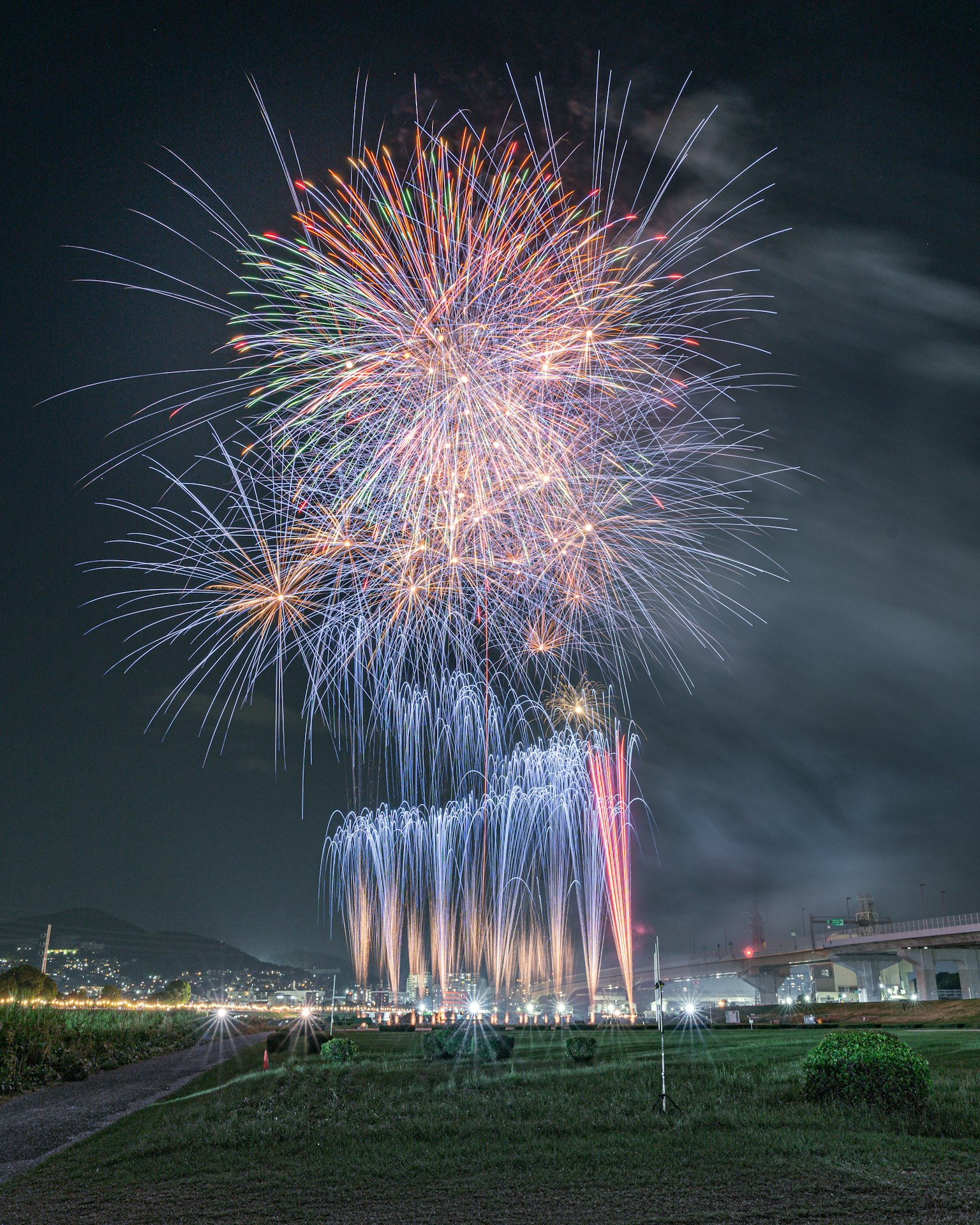 Magnifique spectacle de feux d'artifice éclatant dans le ciel nocturne avec des lumières colorées