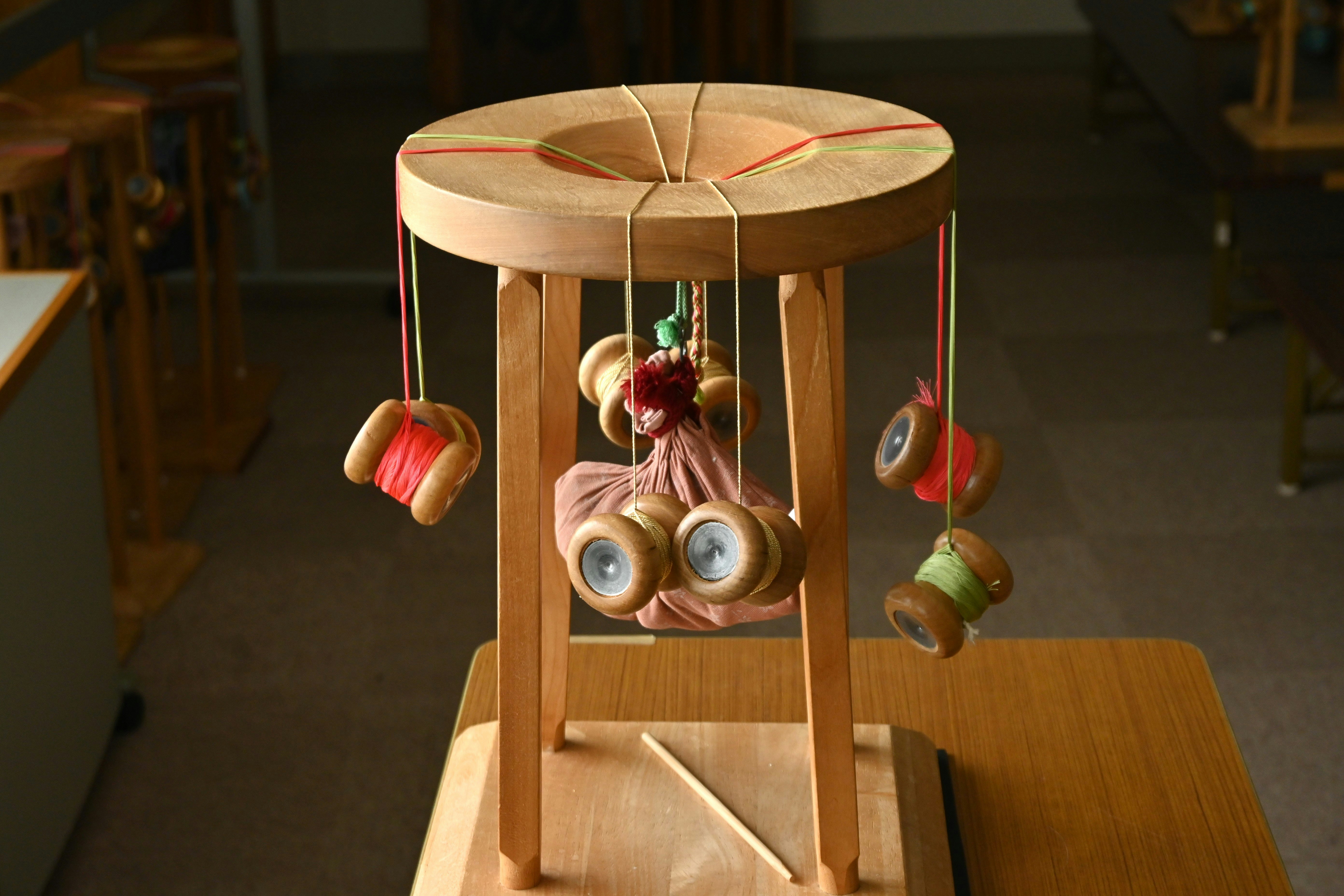 scatola musicale in legno a manovella con piccole figurine