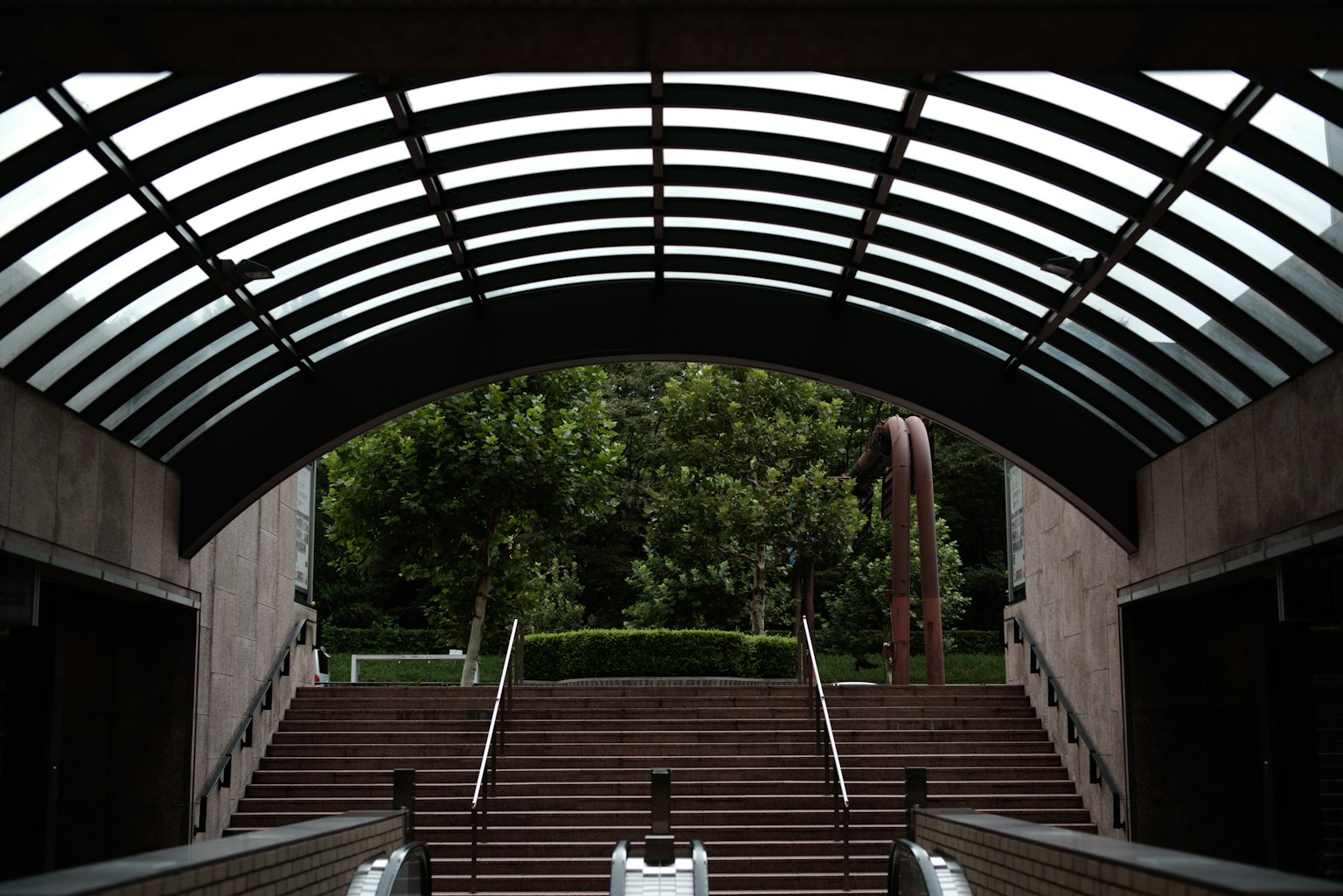 Eingang mit gewölbtem Dach und Treppe zur Begrünung