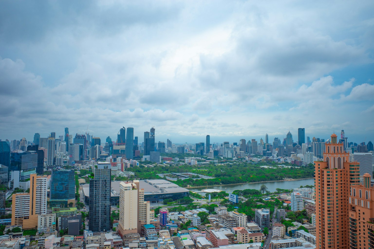 Vista panoramica della città con grattacieli e spazi verdi
