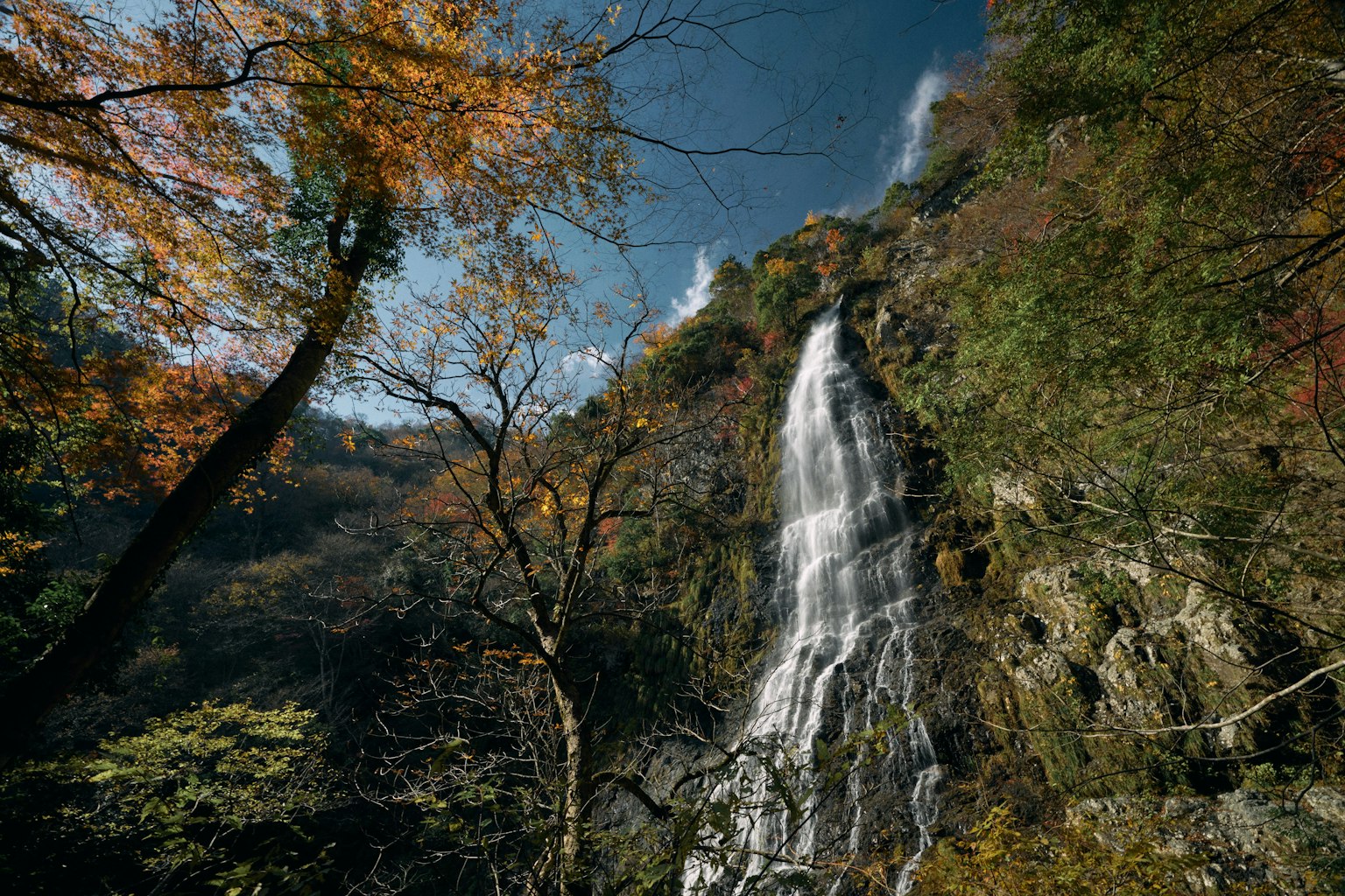 Hermosa cascada rodeada de follaje otoñal