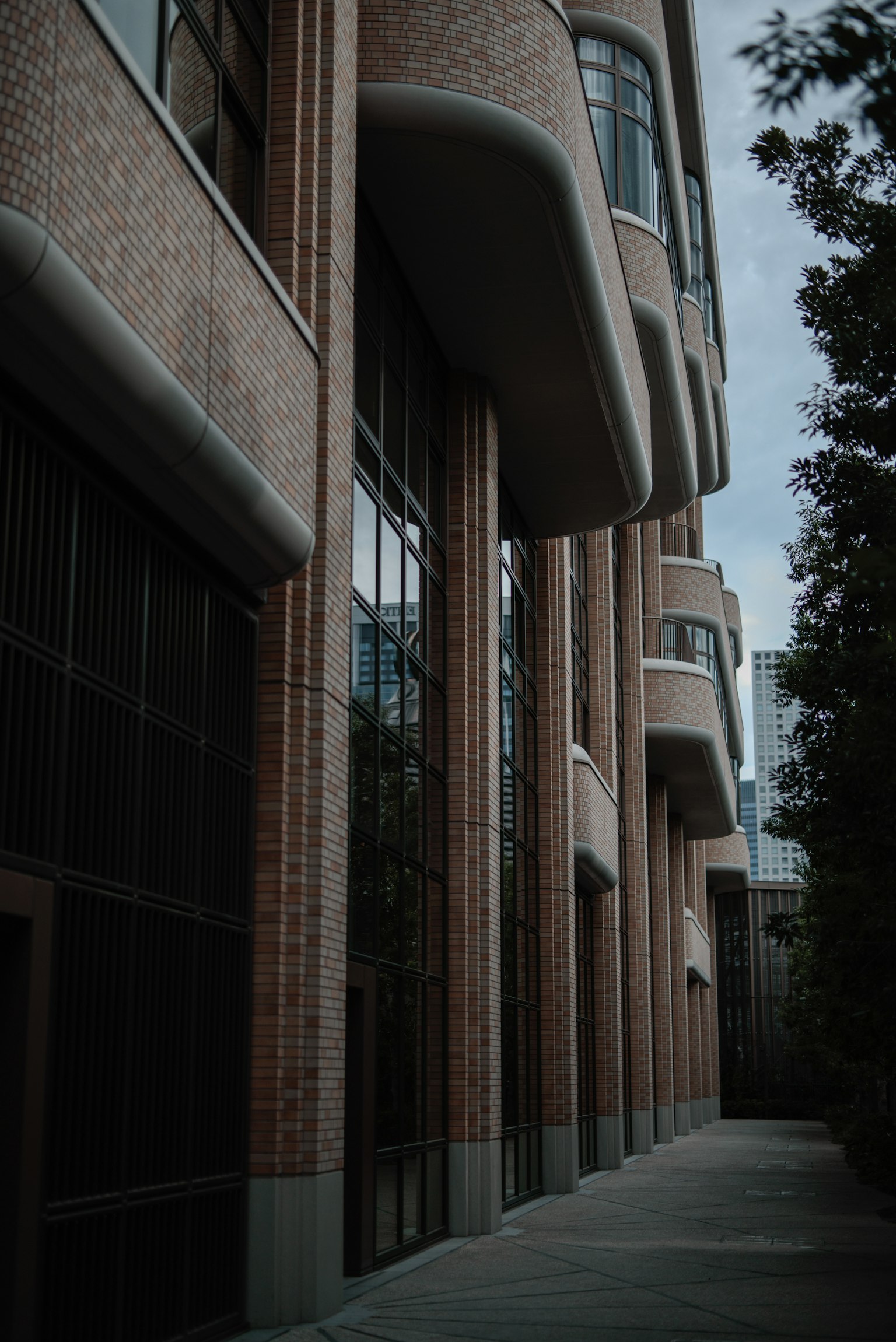 Exterior de un edificio moderno con balcones curvados distintivos y grandes ventanas