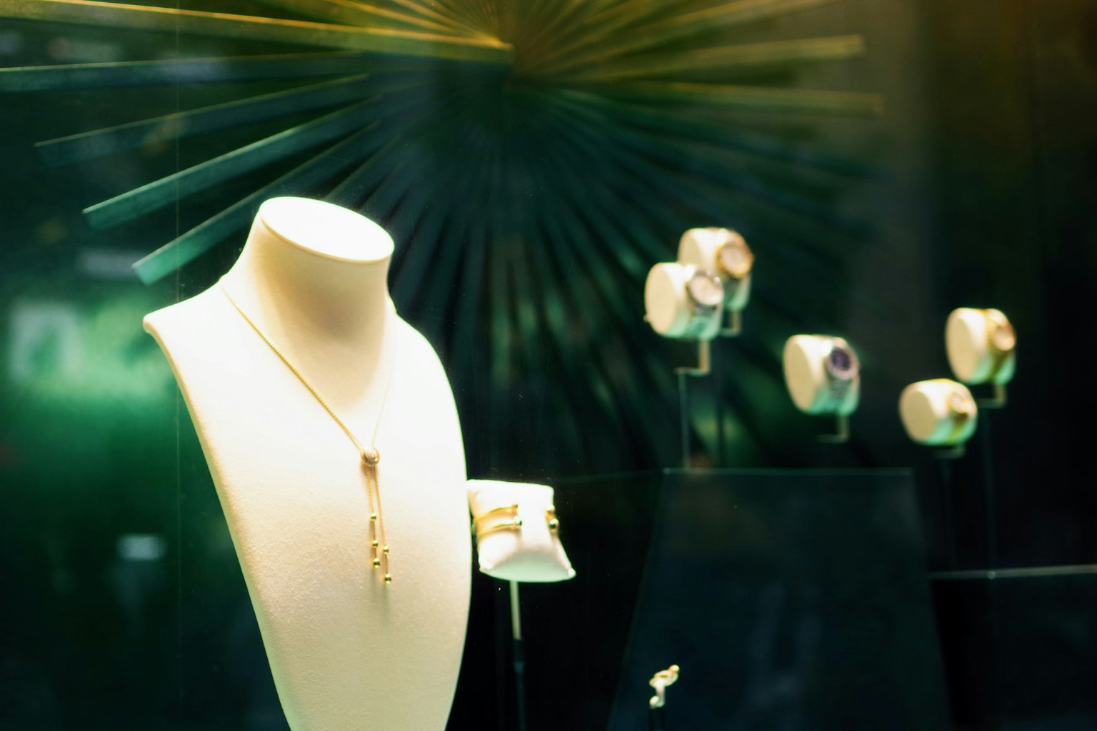 Esposizione di gioielli eleganti tra cui una collana e orecchini in una vetrina