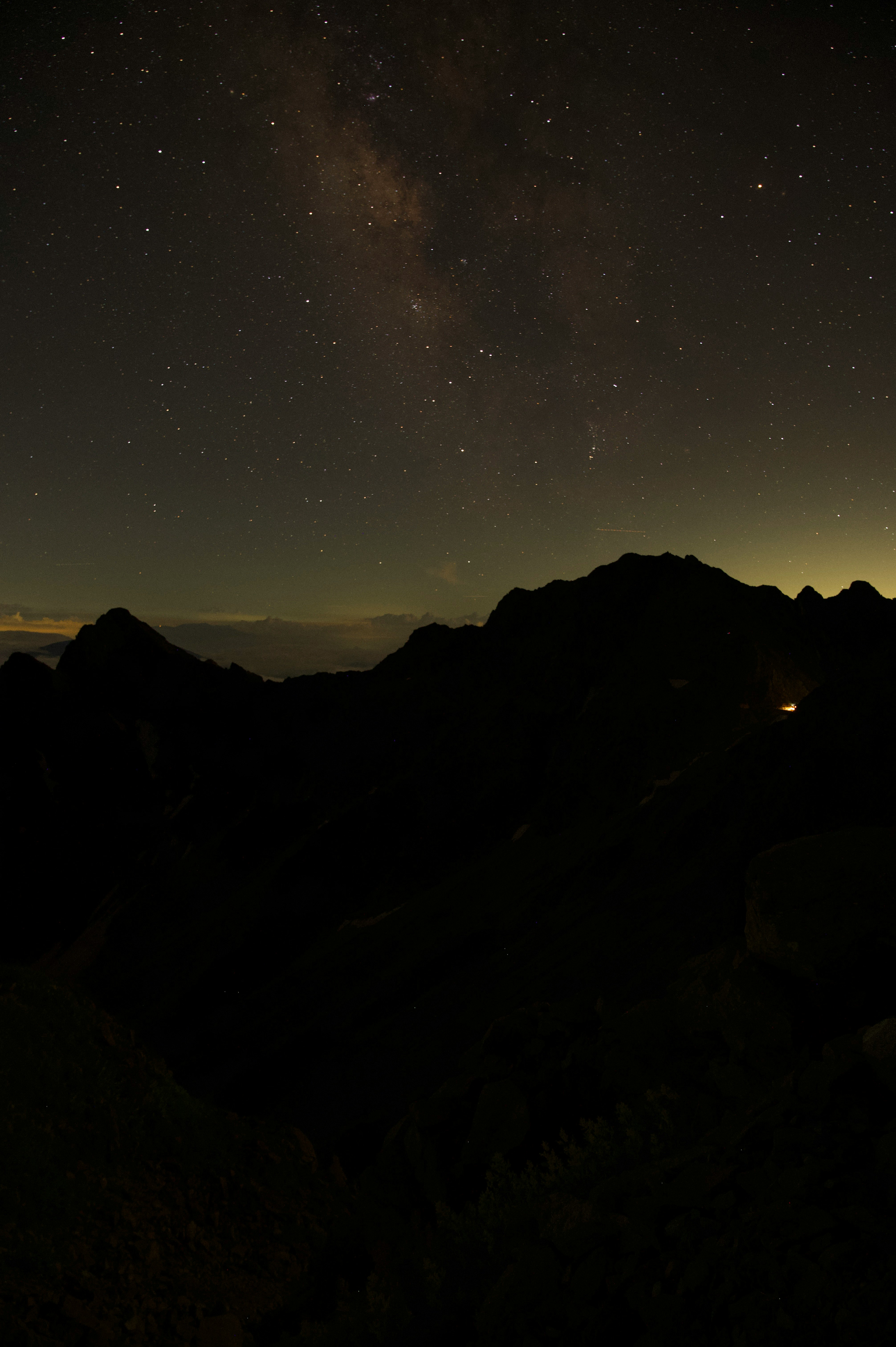 Langit malam berbintang di atas punggung gunung