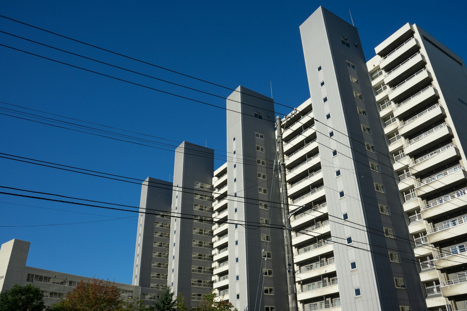 Edifici alti sotto un cielo azzurro