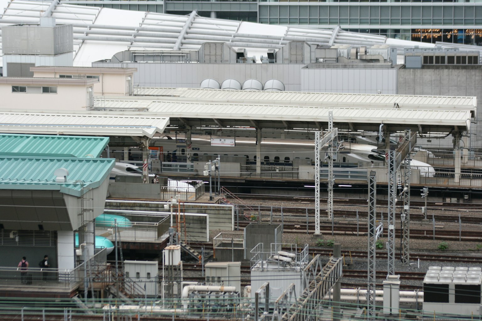 城市環境中多條軌道的火車站景觀