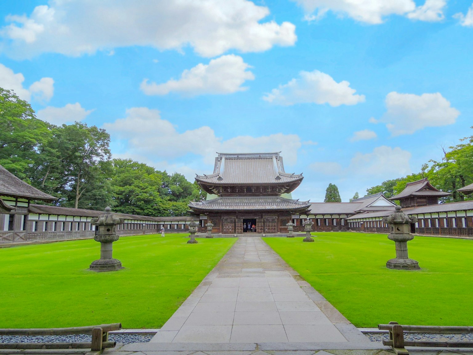Hermoso templo japonés con jardín y césped verde de fondo