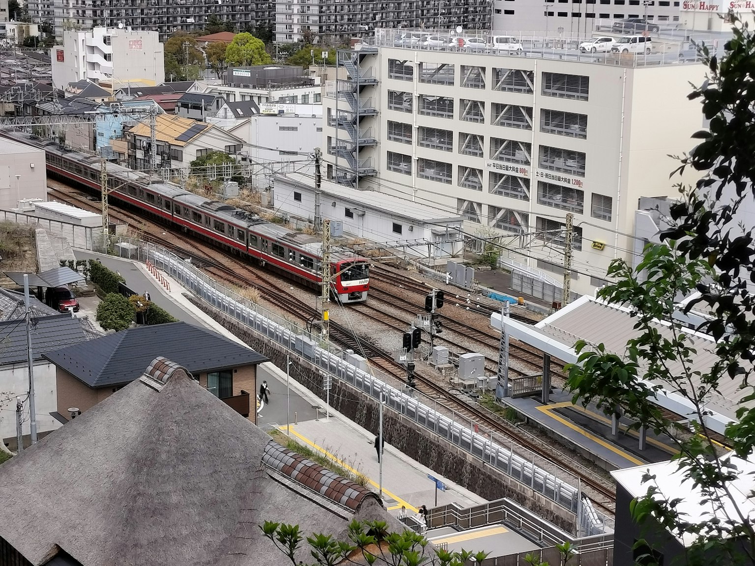 Vista aérea de una estación de tren con edificios circundantes