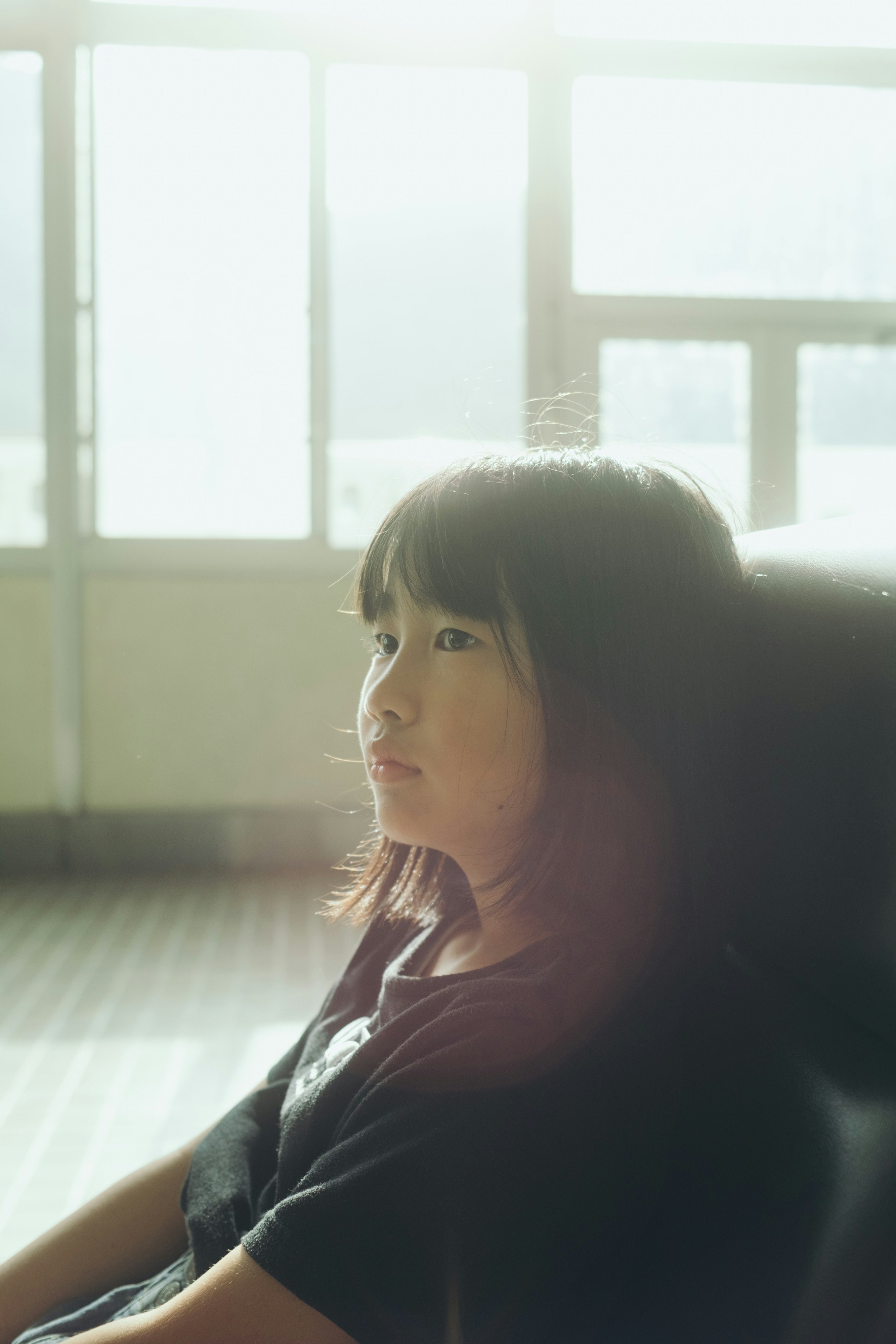 窓辺で微笑む女性の横顔