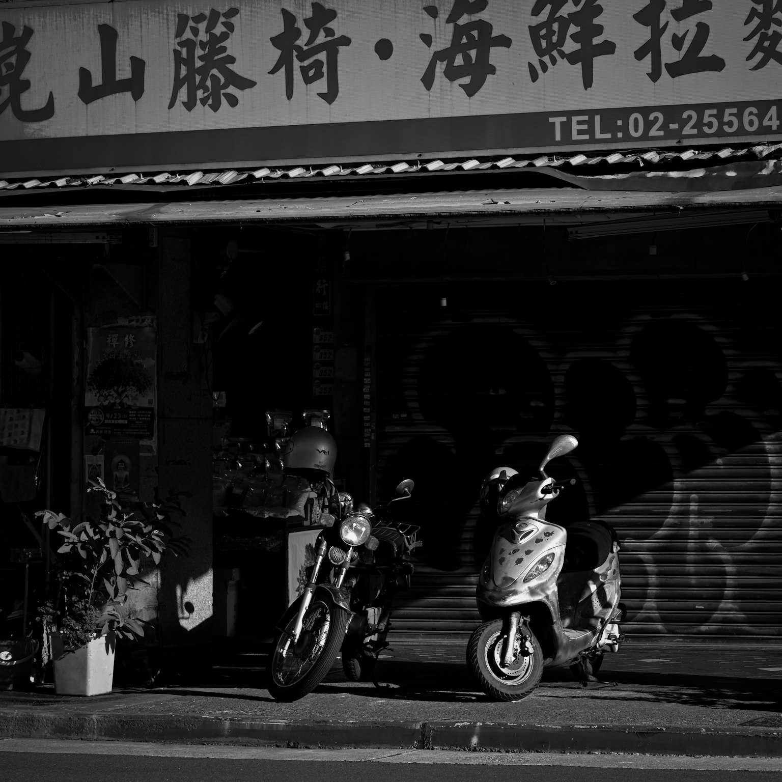 商店外观，前面停着摩托车