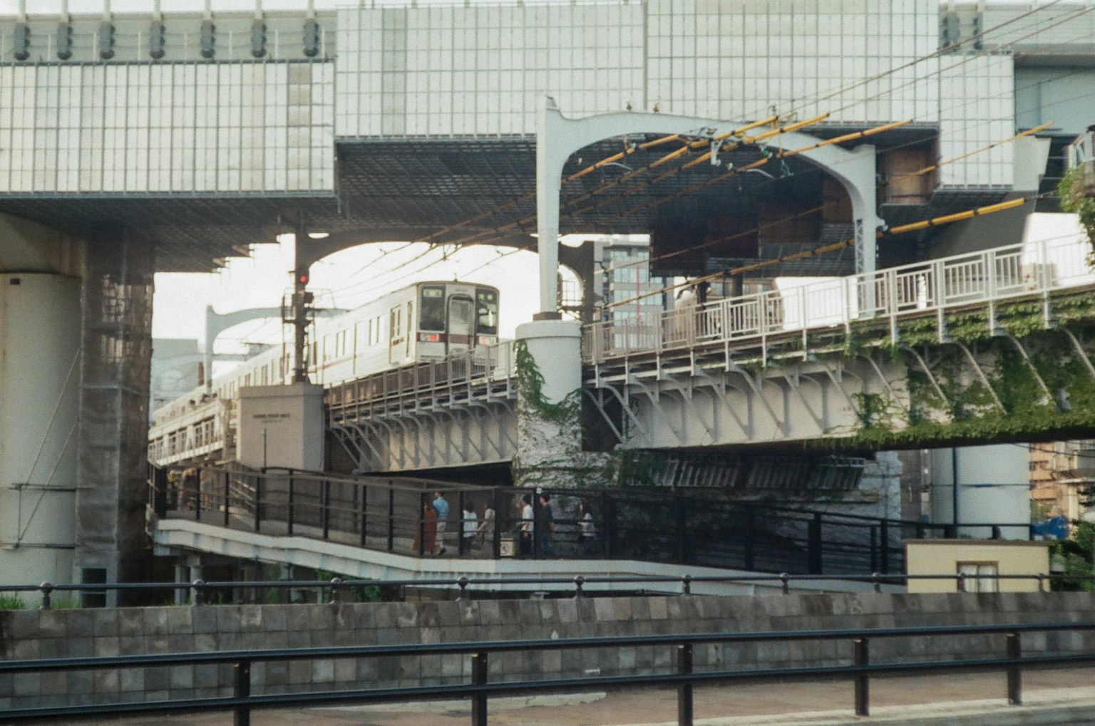 ฉากรถไฟฟ้าข้ามในเมือง
