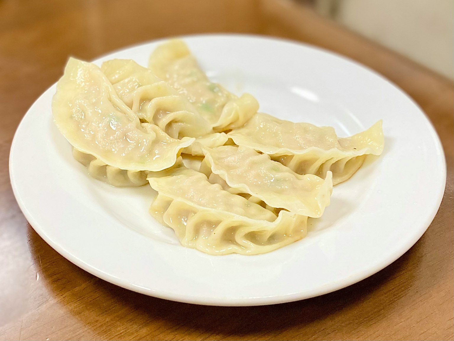 정돈된 증기 찐 만두가 담긴 접시
