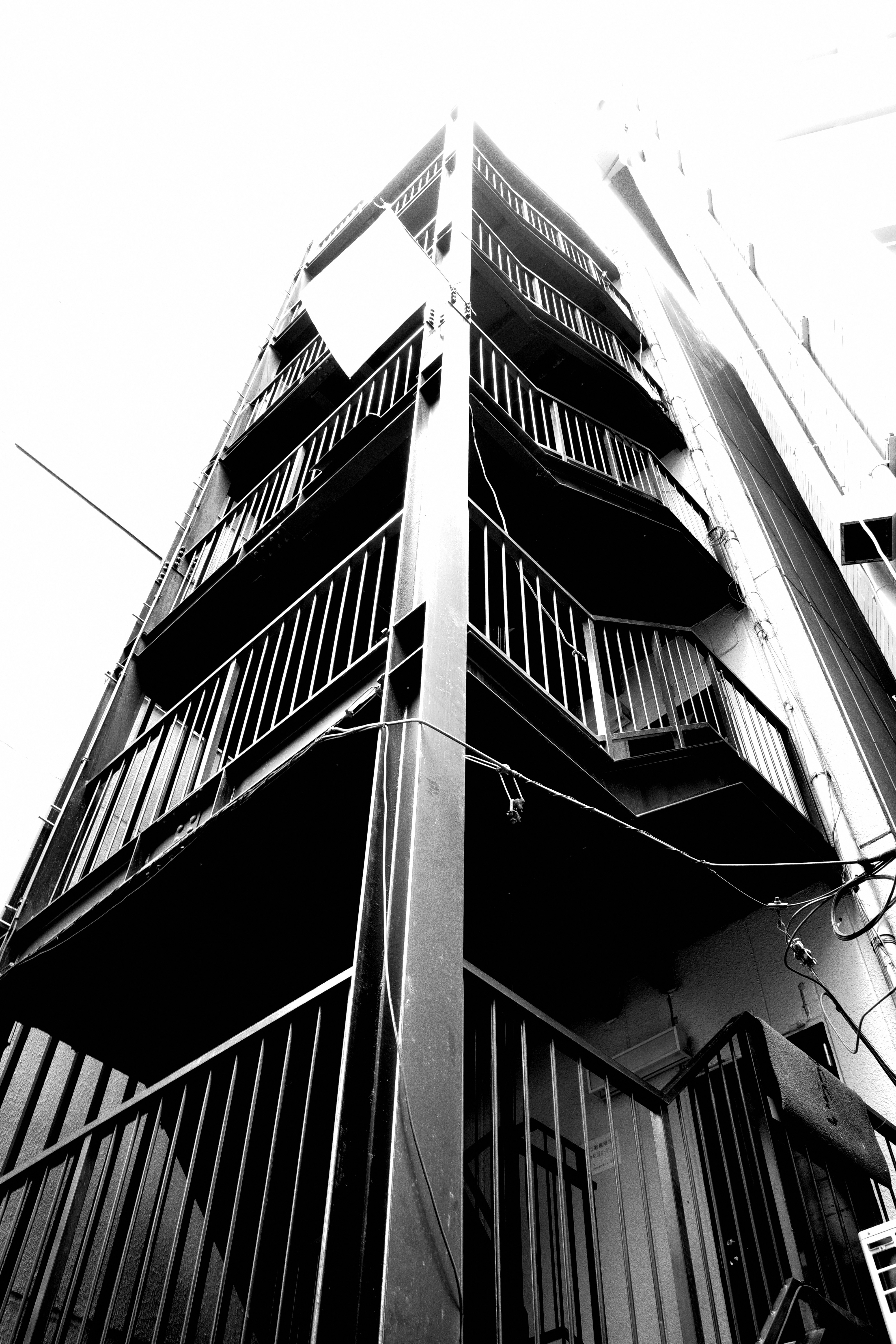 高層建築外牆與格柵陽台