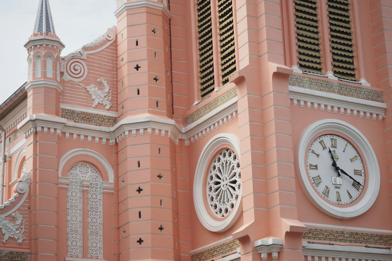 Rosa Kirche mit einer Uhr und dekorativen Schnitzereien