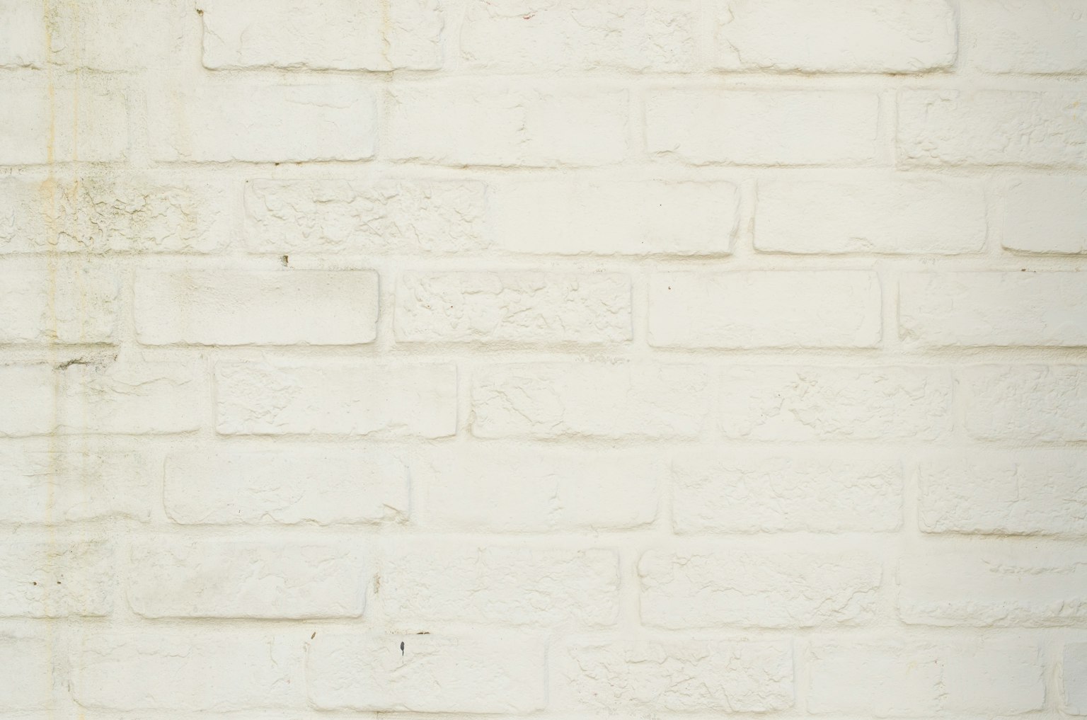 Muro in mattoni bianchi con texture e variazioni sottili