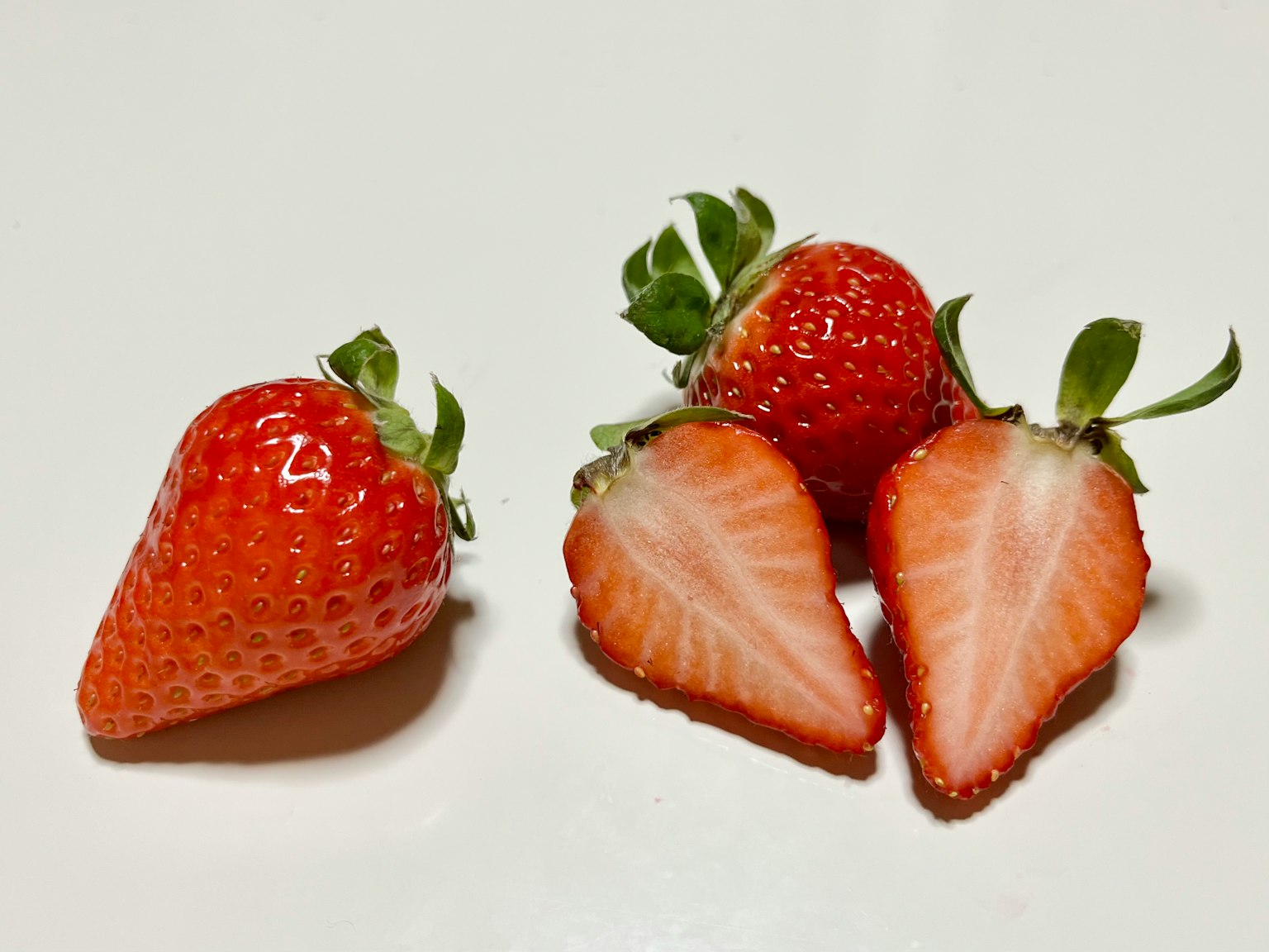 Fresche fragole su uno sfondo bianco