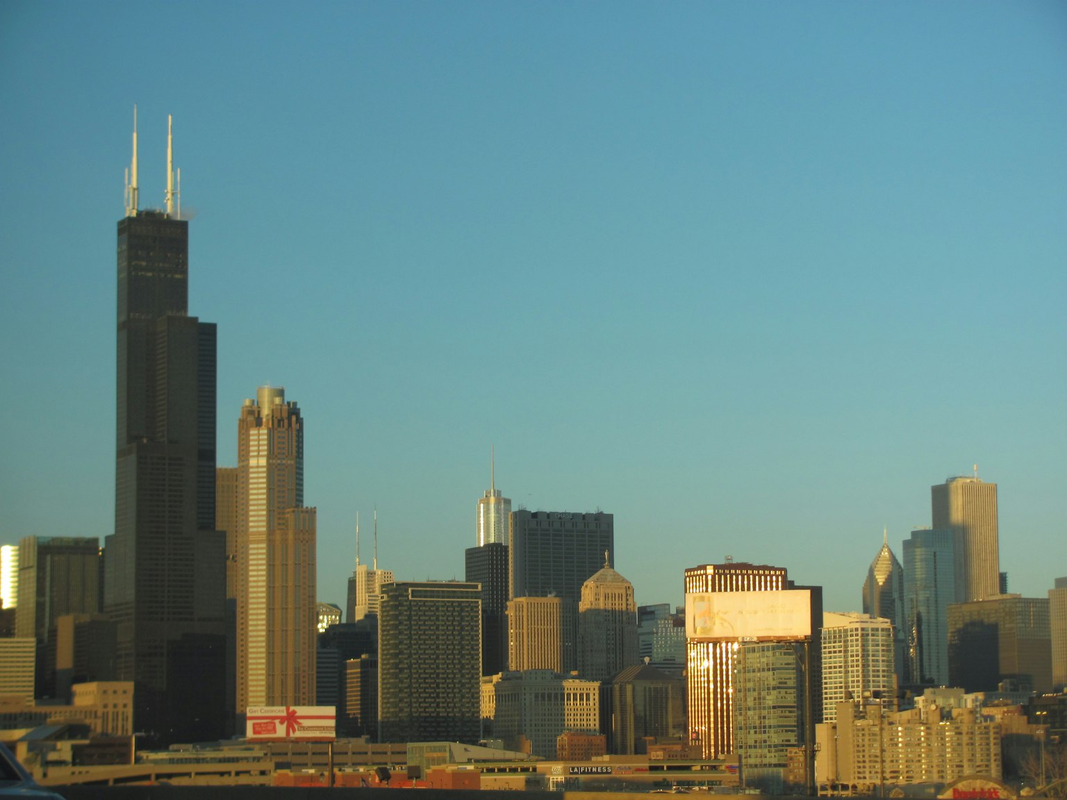 Vista dello skyline di Chicago con grattacieli e pubblicità visibili