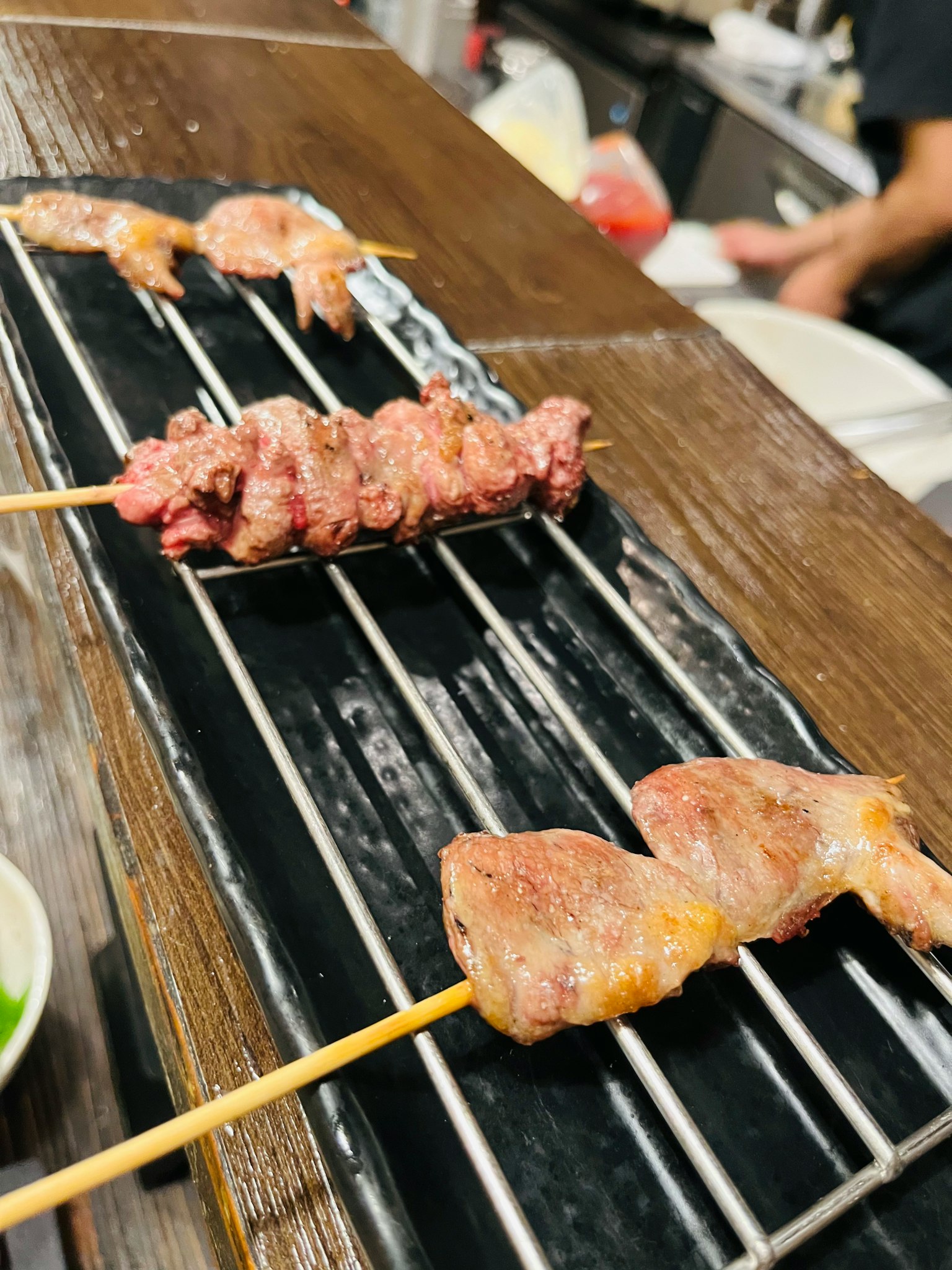 그릴에 놓인 닭고기와 고기 꼬치