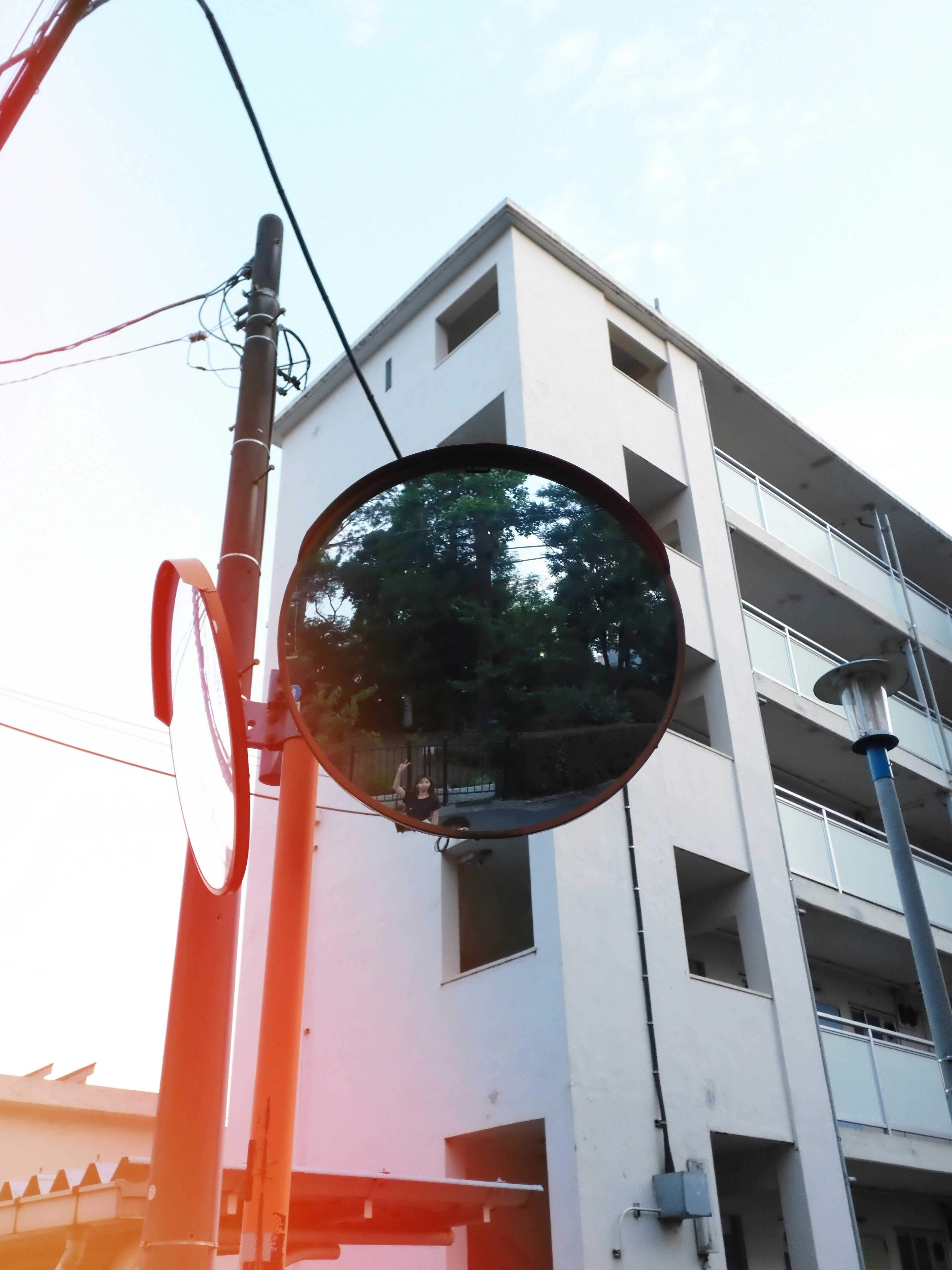 赤い支柱と街路灯のある建物の外観