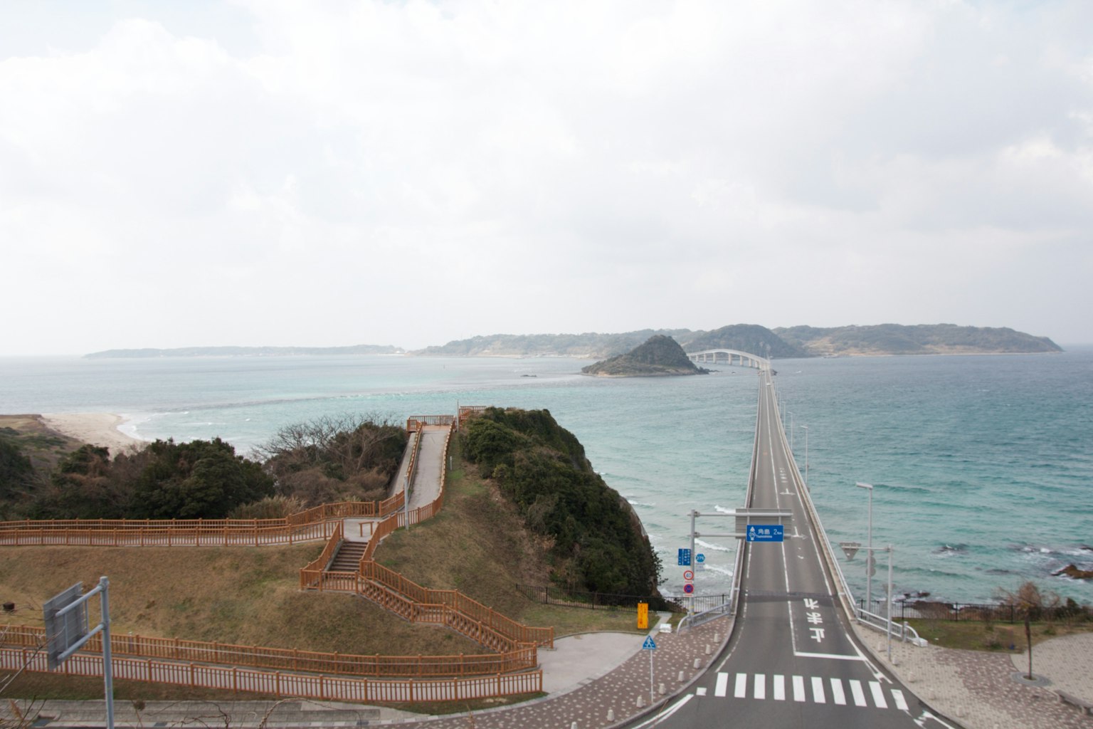 Vue panoramique d'une route s'étendant vers la mer