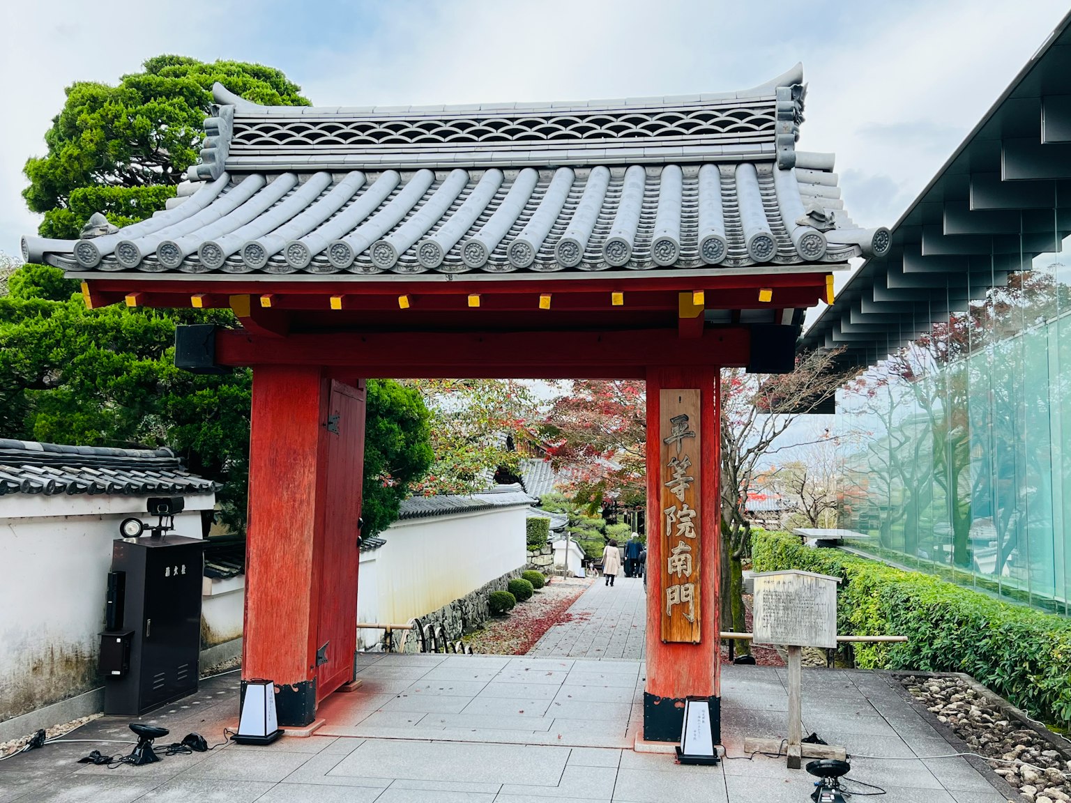 Entrée d'un temple japonais avec une porte rouge et un toit traditionnel