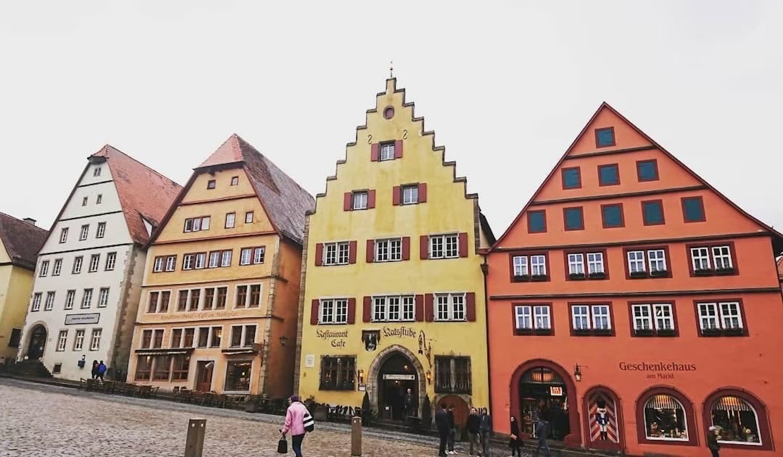 Bunte traditionelle Häuser in einem malerischen Platz aufgereiht