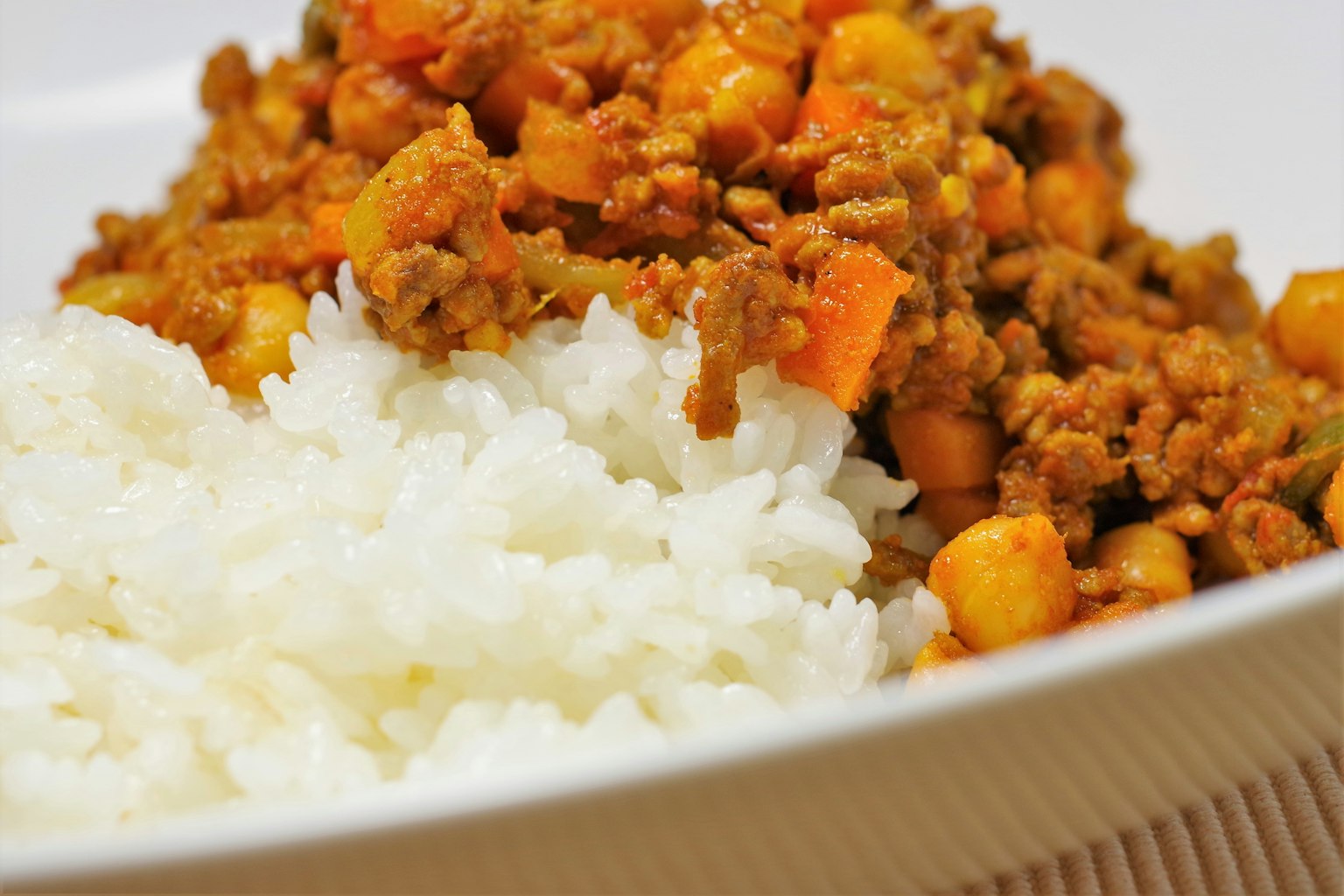 Riz blanc servi avec de la viande hachée épicée et des légumes