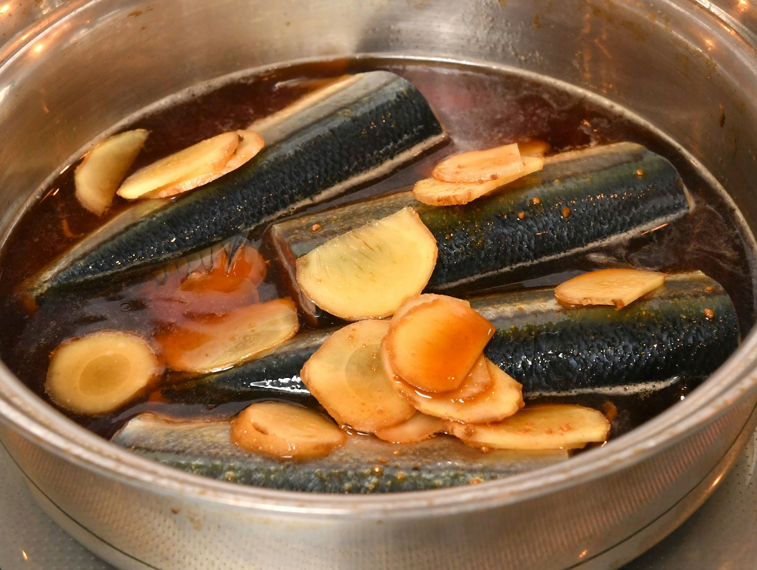 Fette di zucchina immerse in un brodo con zenzero e spezie