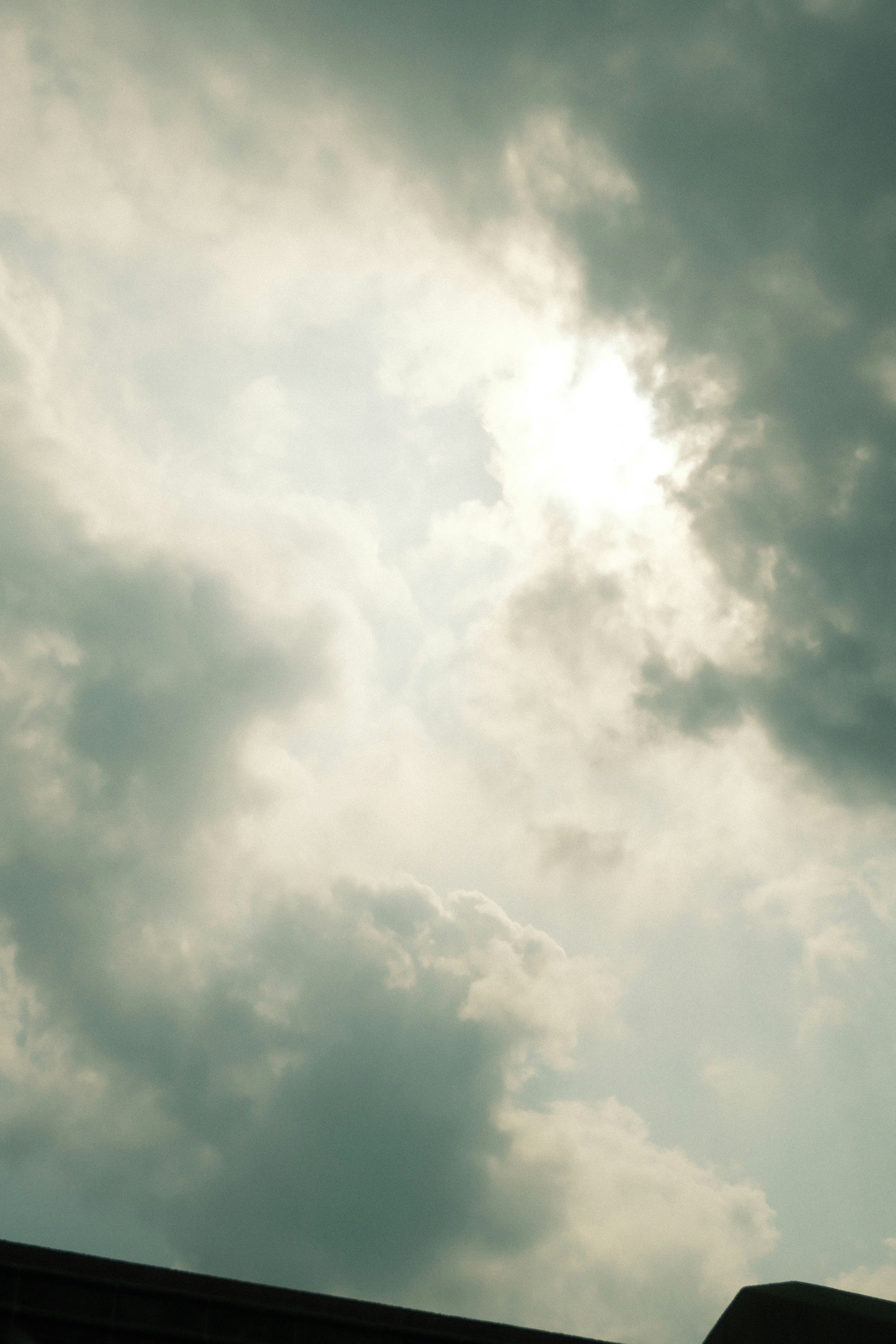 雲が広がる空の大きな青白い空模様