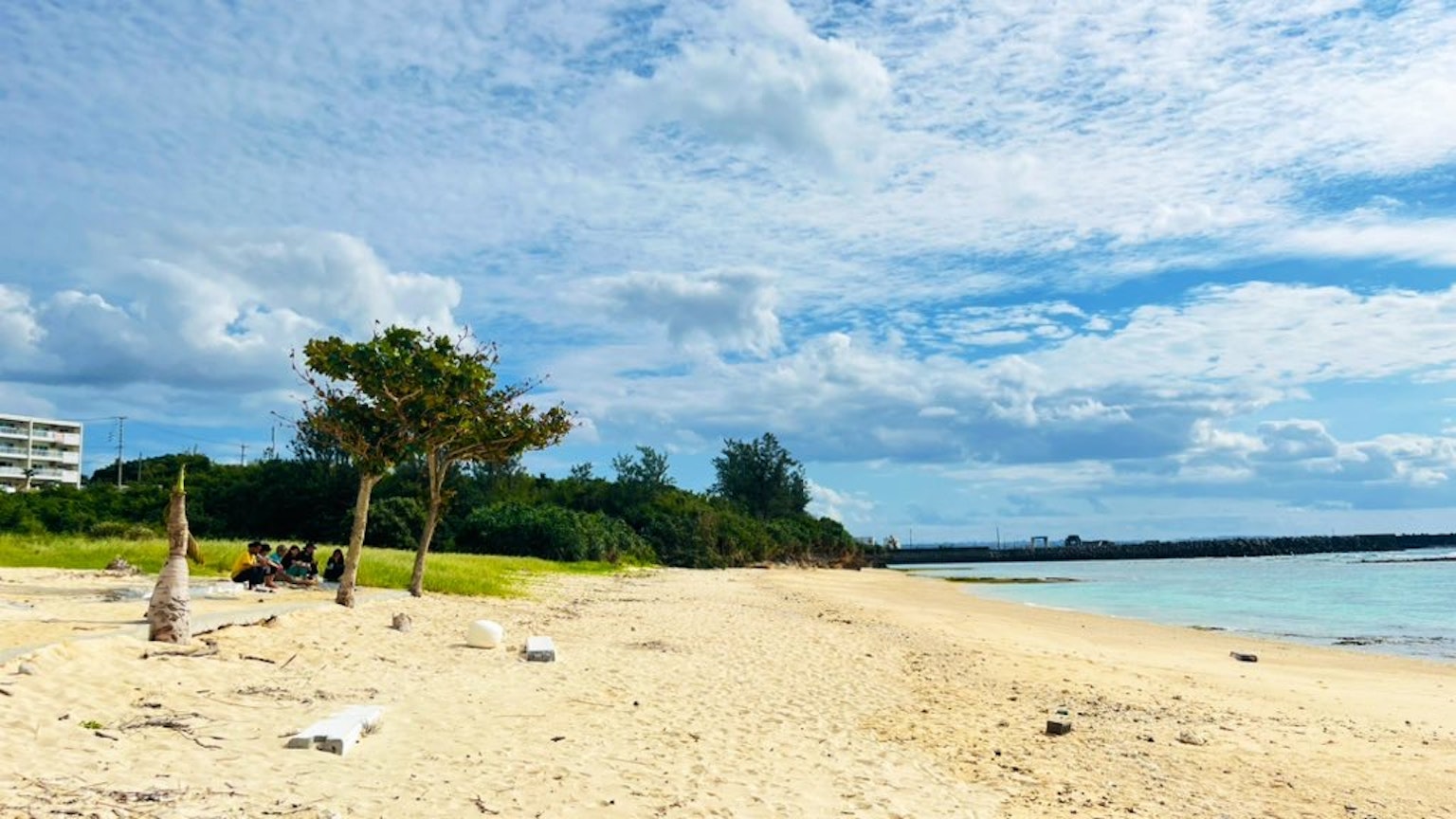 Pemandangan pantai yang indah dengan langit biru dan pasir putih
