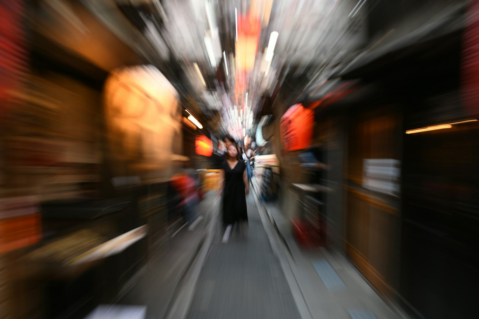 模糊的巷子場景中有一個人站著