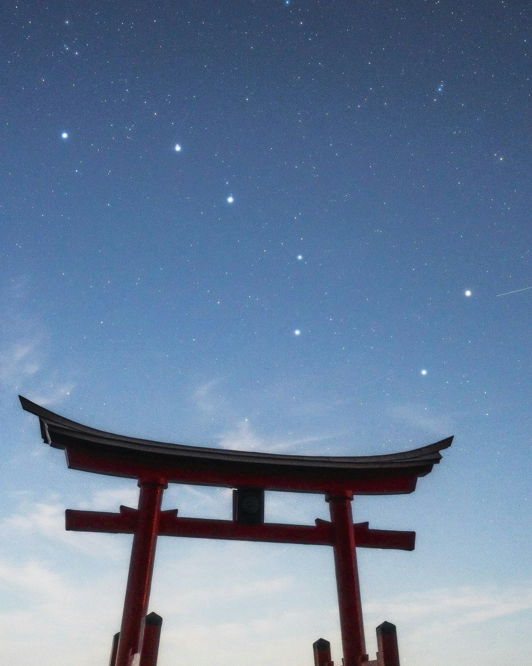 夜空に浮かぶ鳥居と星空