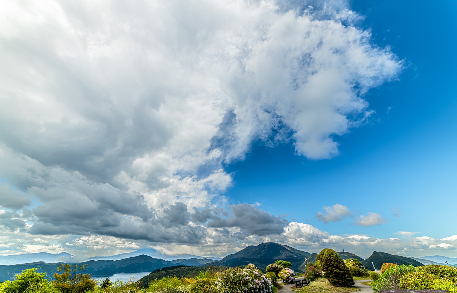 Vue panoramique de montagnes sous un ciel bleu avec des nuages